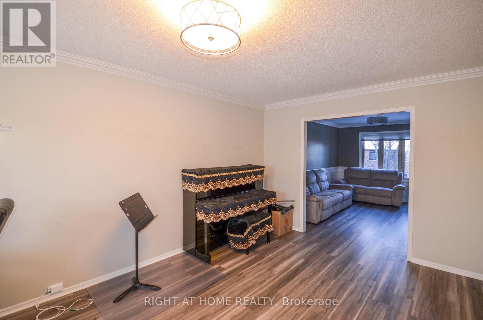 19 Willowbrook Drive, Whitby, Ontario  L1R 1T3 - Photo 4 - E12891320