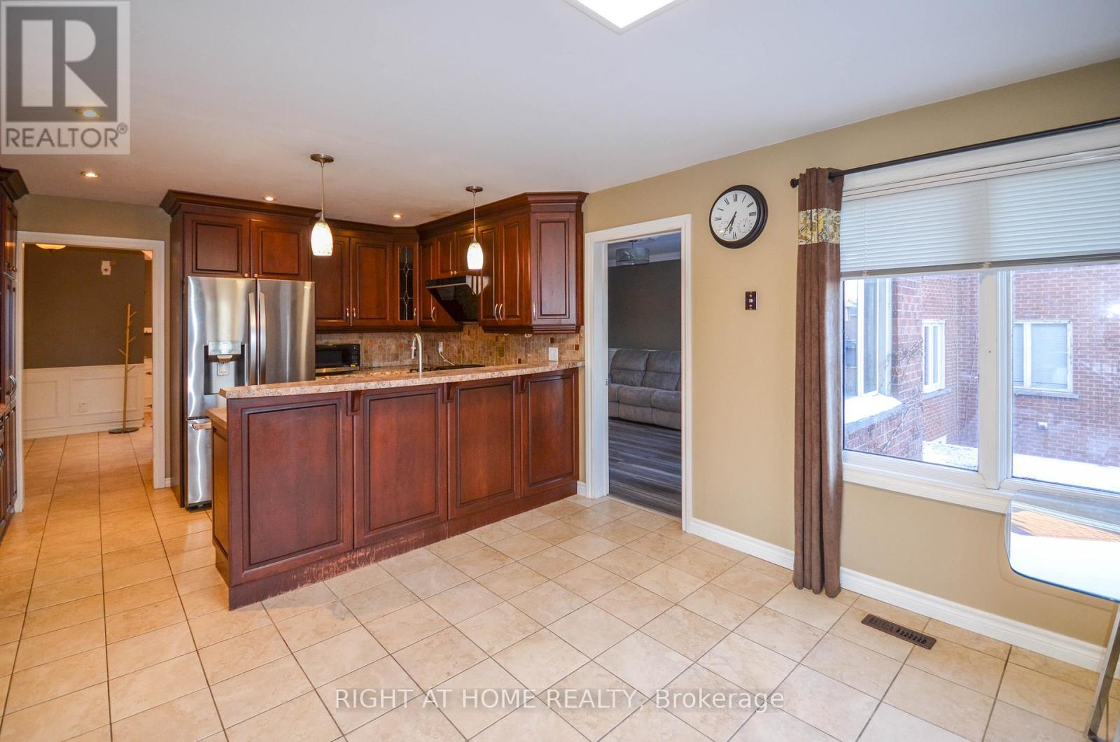 19 Willowbrook Drive, Whitby, Ontario  L1R 1T3 - Photo 5 - E12891320