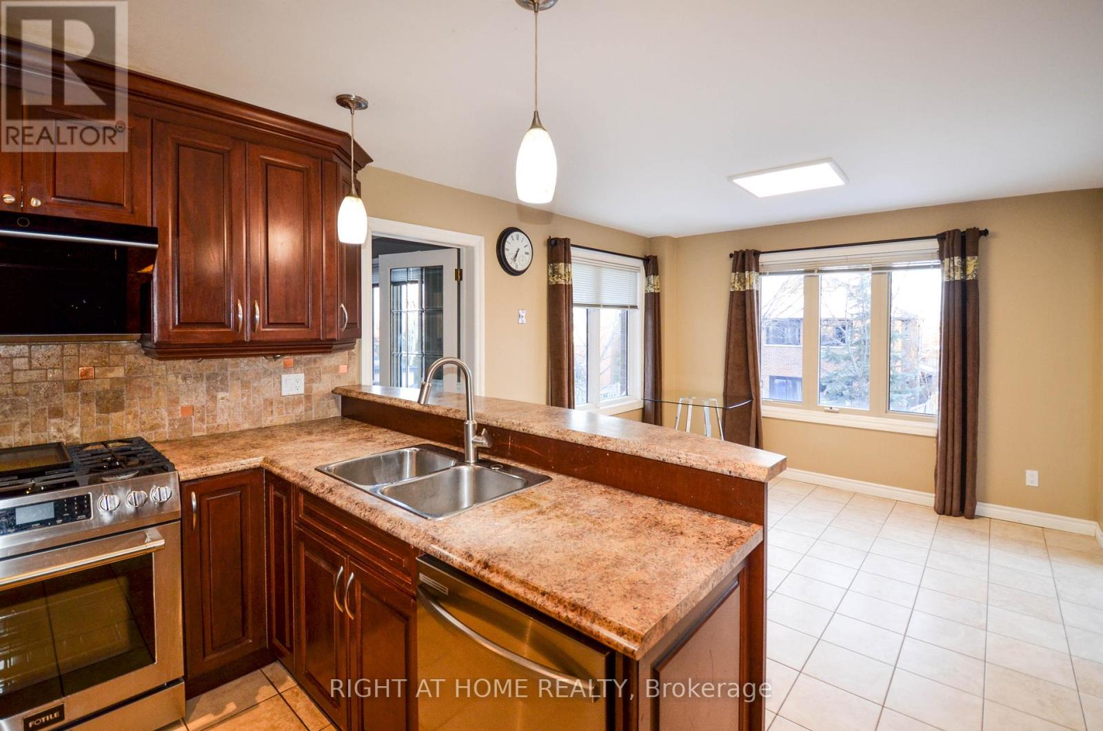 19 Willowbrook Drive, Whitby, Ontario  L1R 1T3 - Photo 6 - E12891320