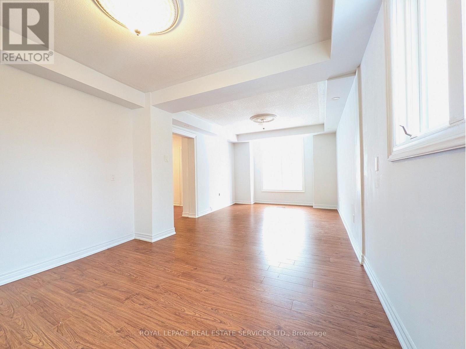 20 Holgate Street, Barrie, Ontario  L4N 2T5 - Photo 4 - S12885336