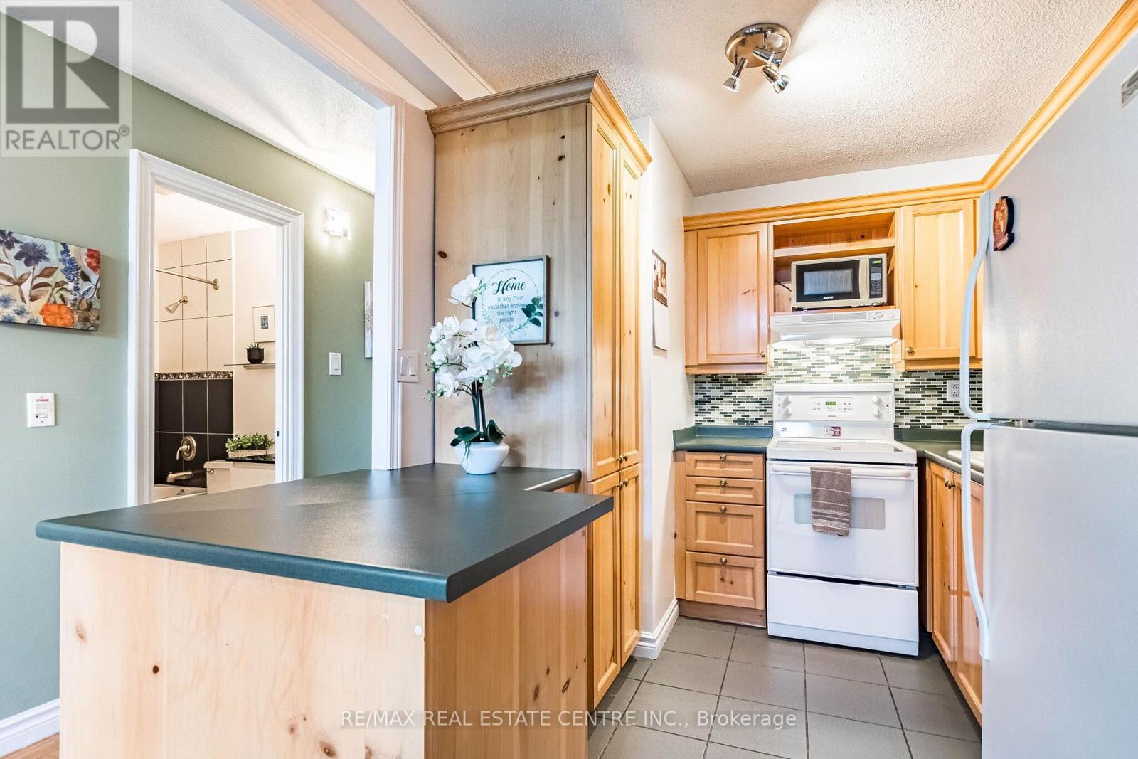 Ph4/604 - 3625 Lakeshore Boulevard, Toronto, Ontario  M8W 4W2 - Photo 36 - W12891270