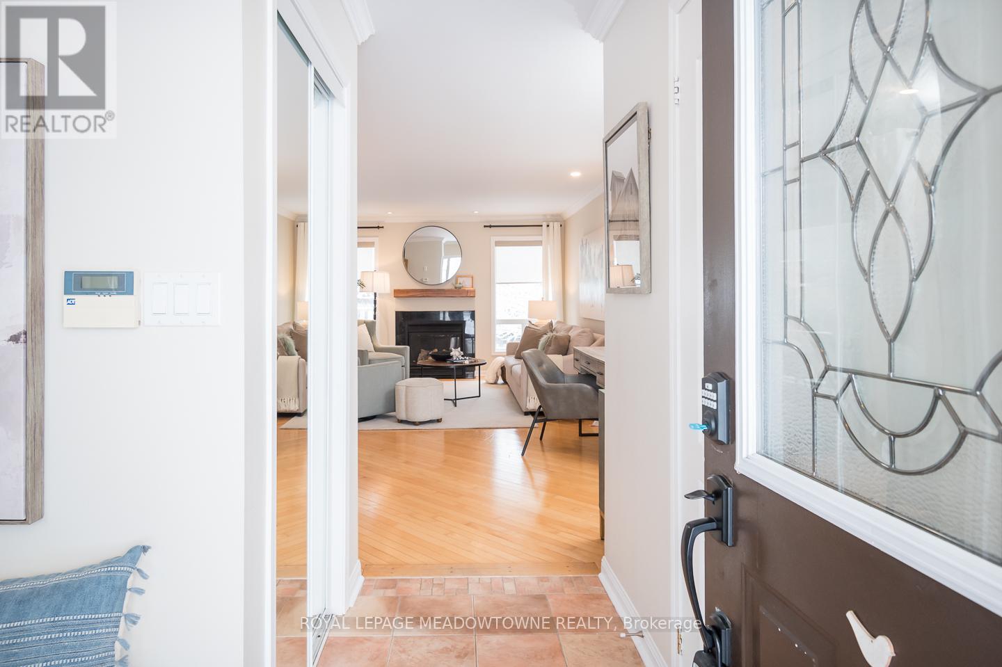 703 Edwards Avenue, Milton, Ontario  L9T 6B4 - Photo 3 - W12891424