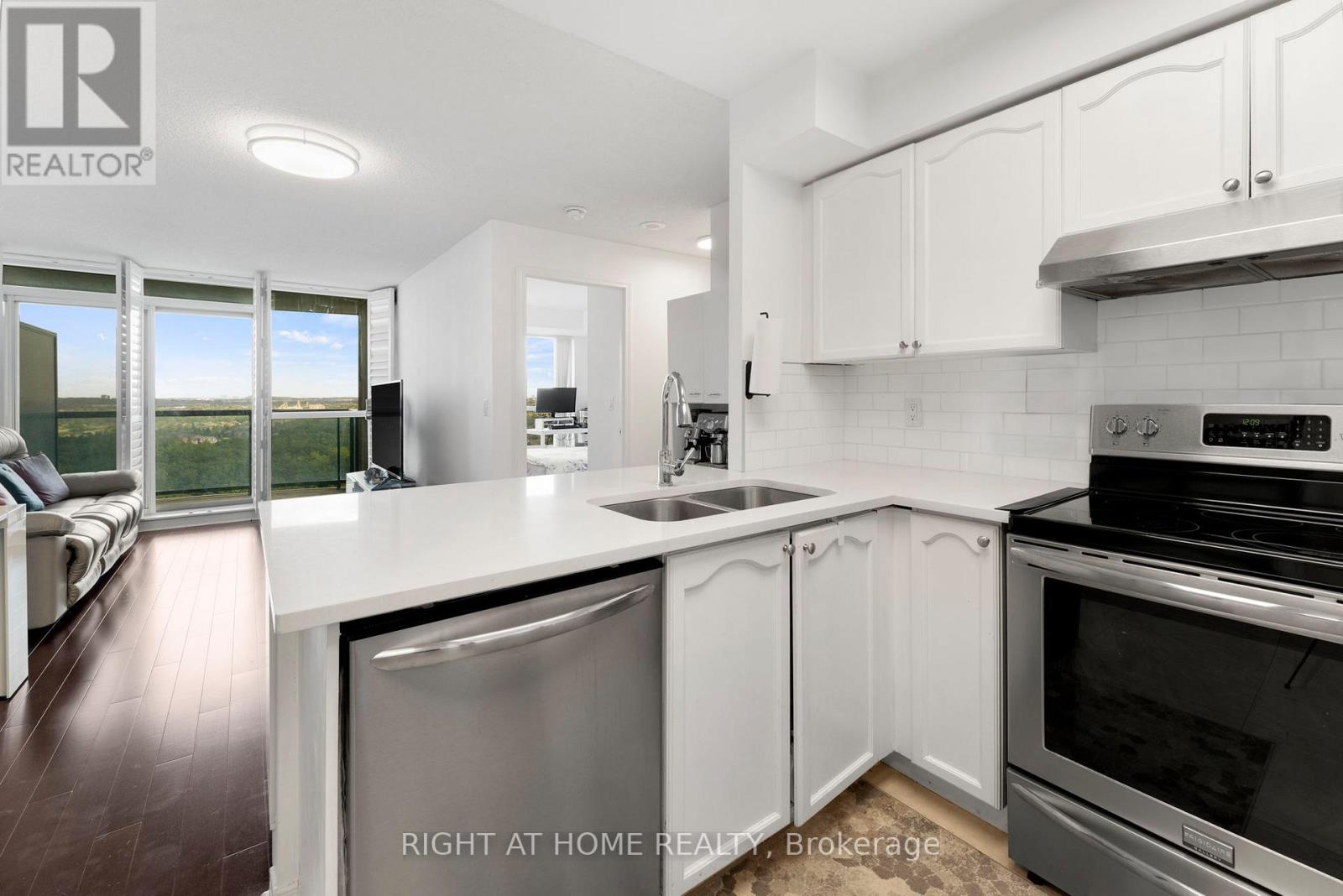 1611 - 2545 Erin Centre Boulevard, Mississauga (Central Erin Mills), Ontario  L5M 6Z9 - Photo 7 - W12891596