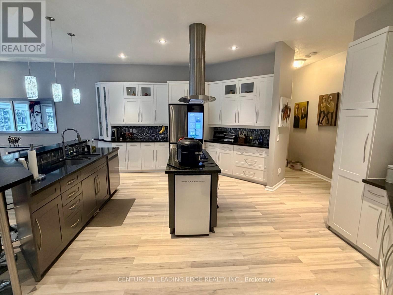 5165 Pineridge Drive, Milton, Ontario  L7J 2L7 - Photo 6 - W12890348