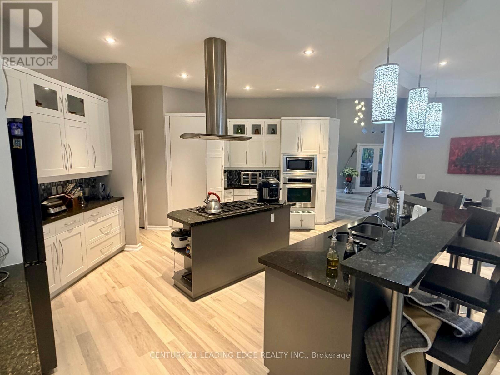 5165 Pineridge Drive, Milton, Ontario  L7J 2L7 - Photo 8 - W12890348