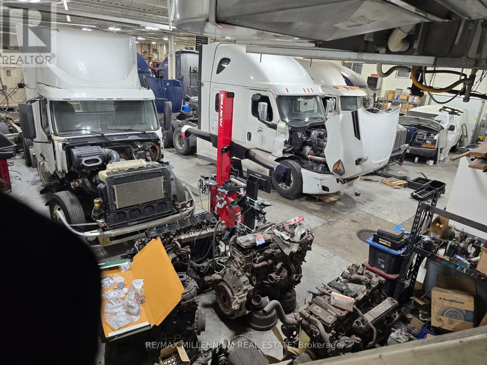 5435 Maingate Drive, Mississauga, Ontario  L4W 1G6 - Photo 2 - W12787626