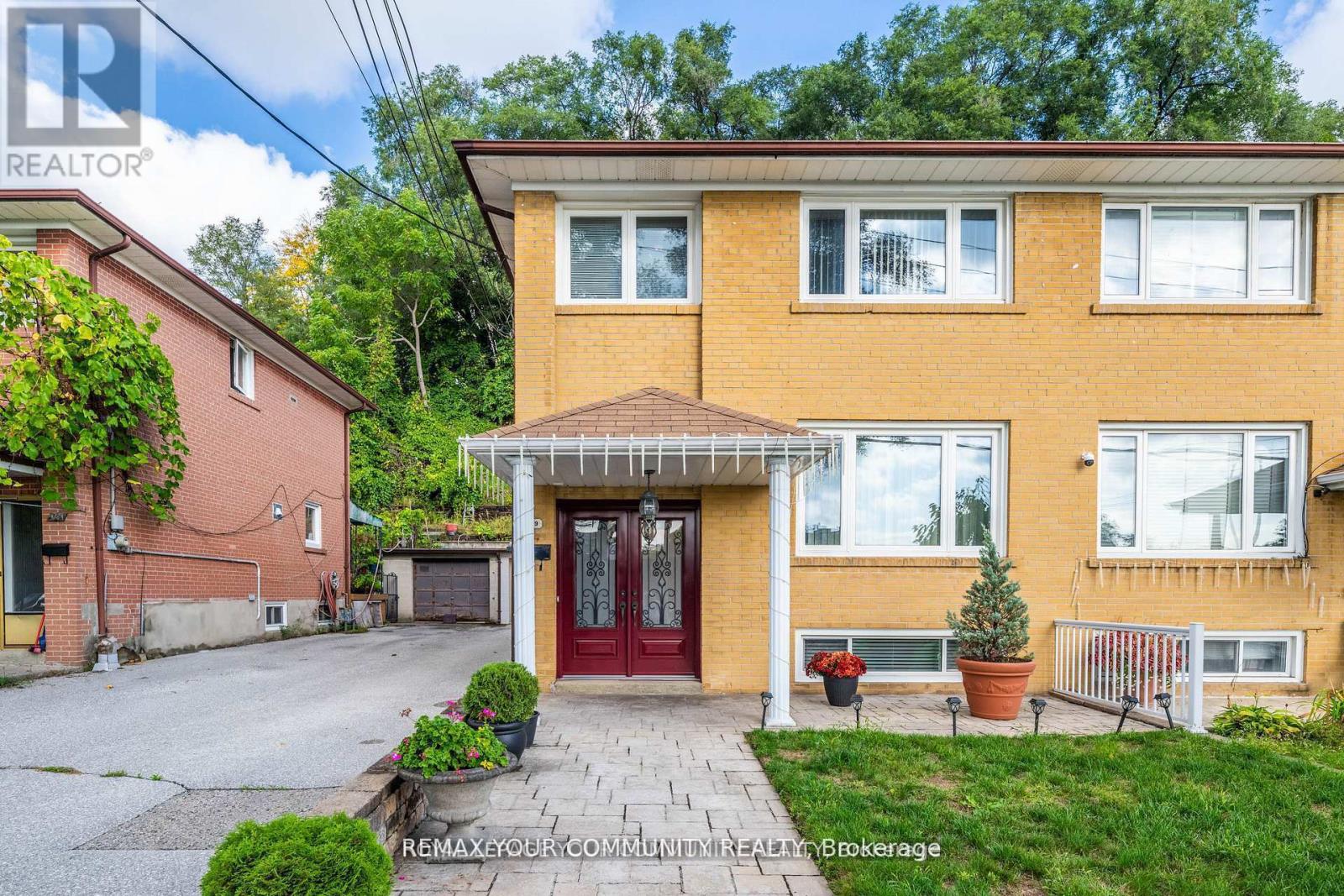 119 Dalrymple Drive, Toronto, Ontario  M6N 4S2 - Photo 2 - W12891584