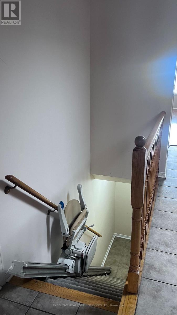 11 Midvale Road, Brampton (Fletcher's Meadow), Ontario  L7A 2N1 - Photo 12 - W12891658