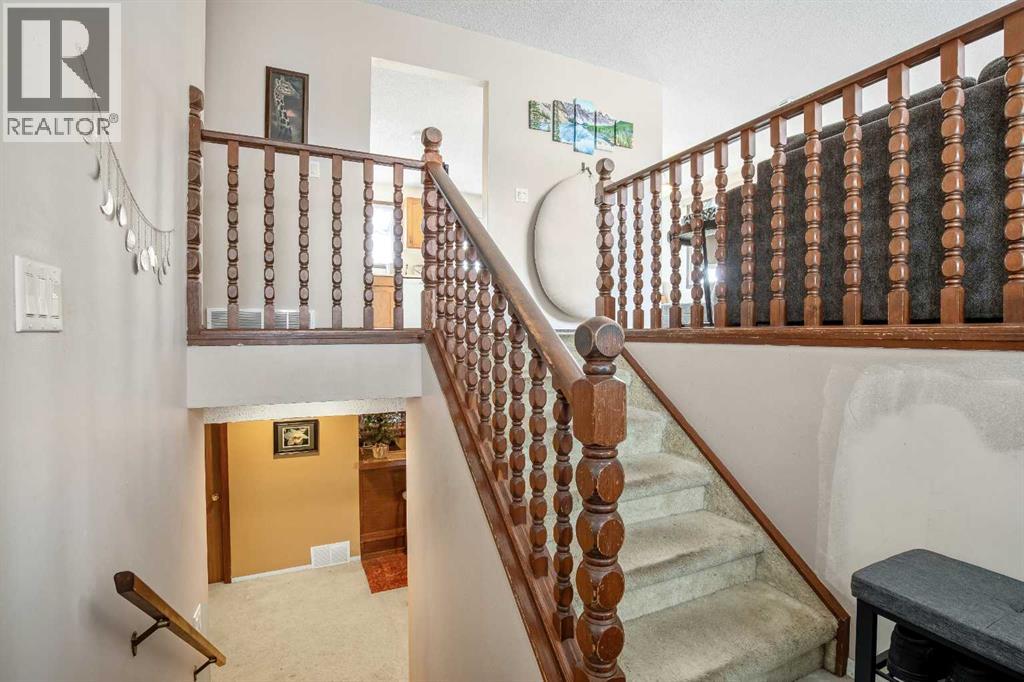 427 Queen Anne Way Se, Calgary, Alberta  T2J 4R8 - Photo 2 - A2292763