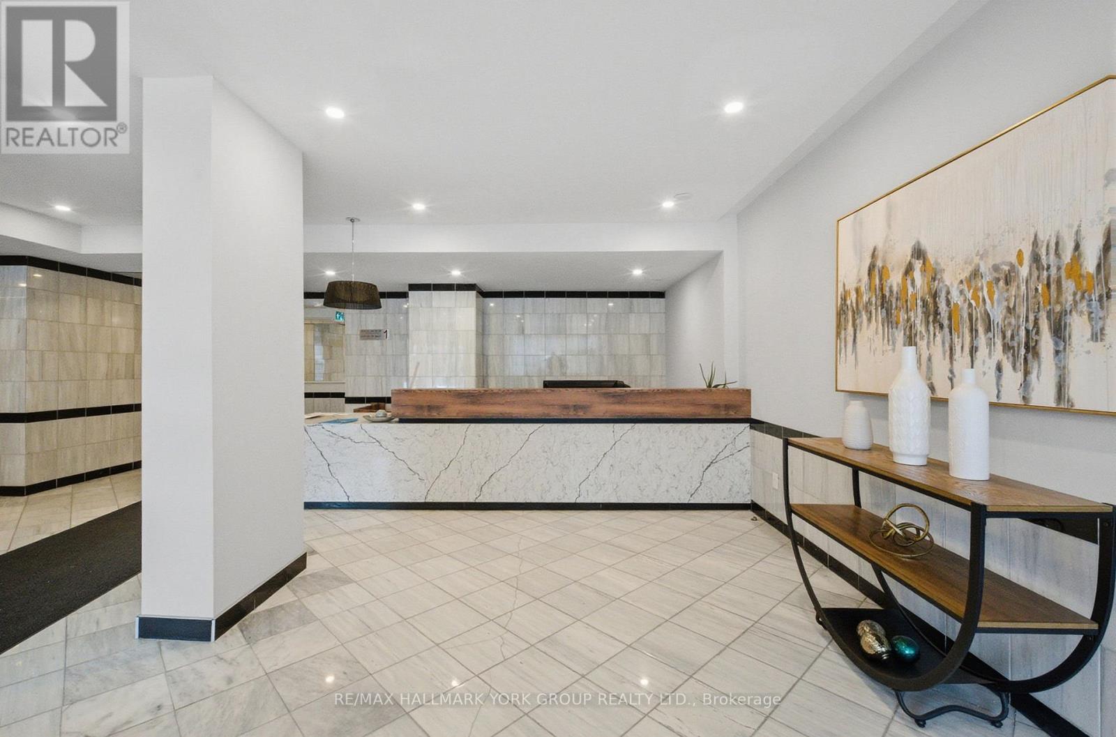 604 - 250 Davis Drive, Newmarket, Ontario  L3Y 7T7 - Photo 4 - N12891790