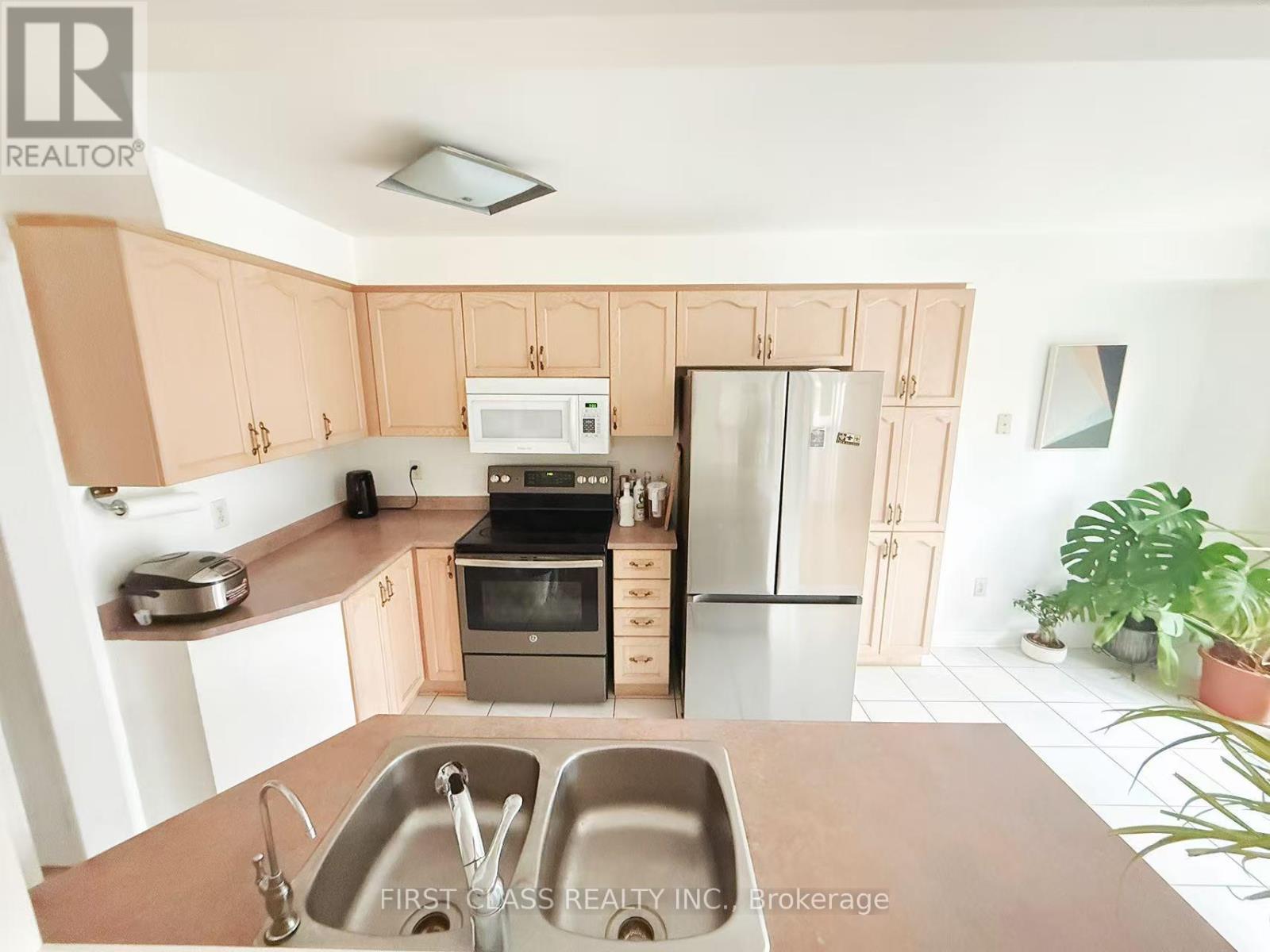 3892 Manatee Way, Mississauga, Ontario  L5M 6P7 - Photo 4 - W12891740