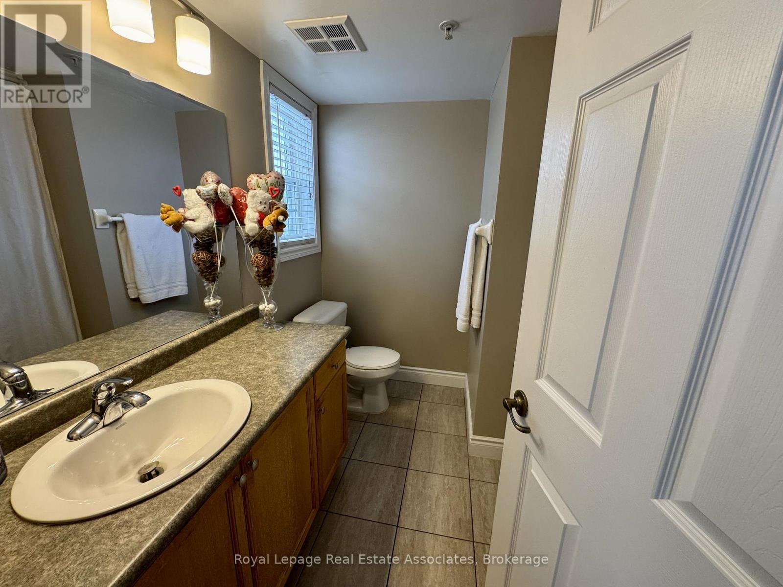 302 - 1460 Bishops Gate, Oakville, Ontario  L6M 4N5 - Photo 10 - W12891808