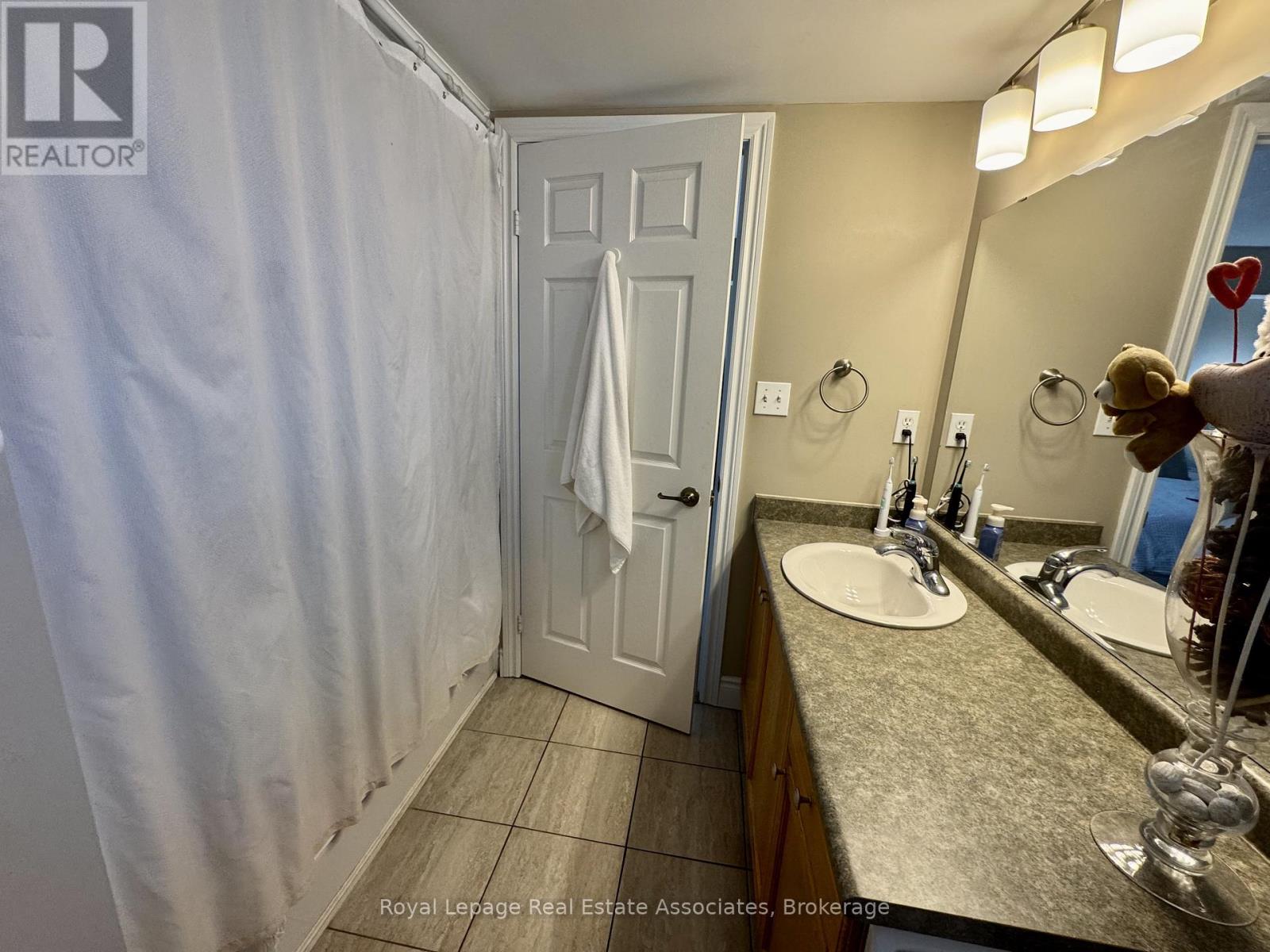 302 - 1460 Bishops Gate, Oakville, Ontario  L6M 4N5 - Photo 11 - W12891808