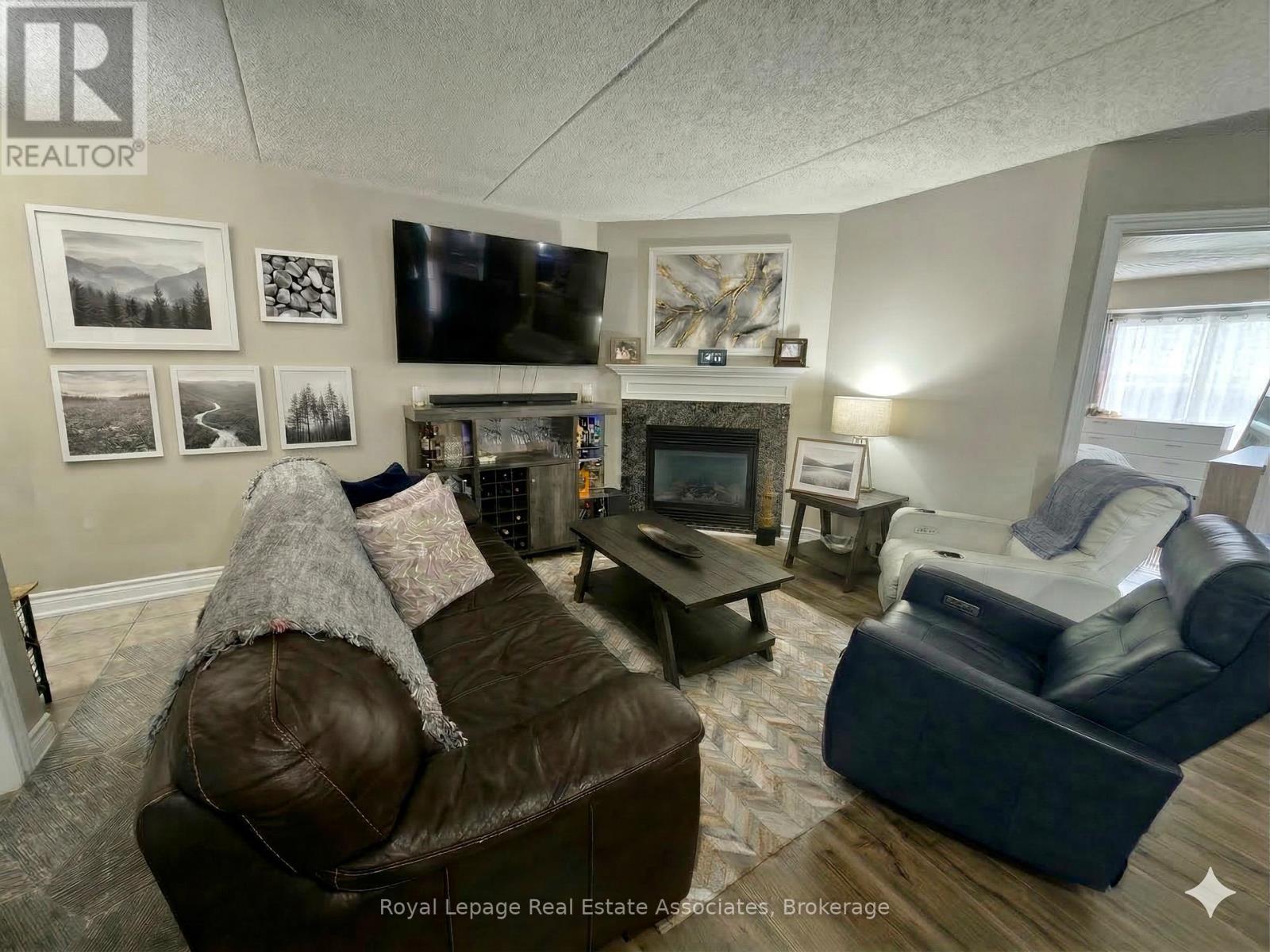 302 - 1460 Bishops Gate, Oakville, Ontario  L6M 4N5 - Photo 2 - W12891808