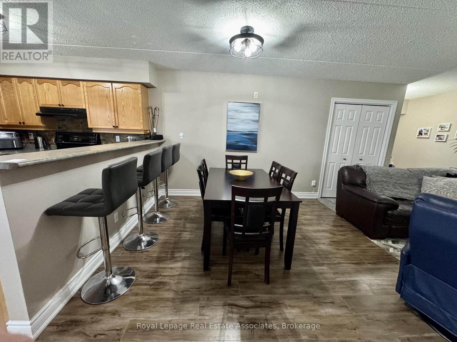 302 - 1460 Bishops Gate, Oakville, Ontario  L6M 4N5 - Photo 3 - W12891808