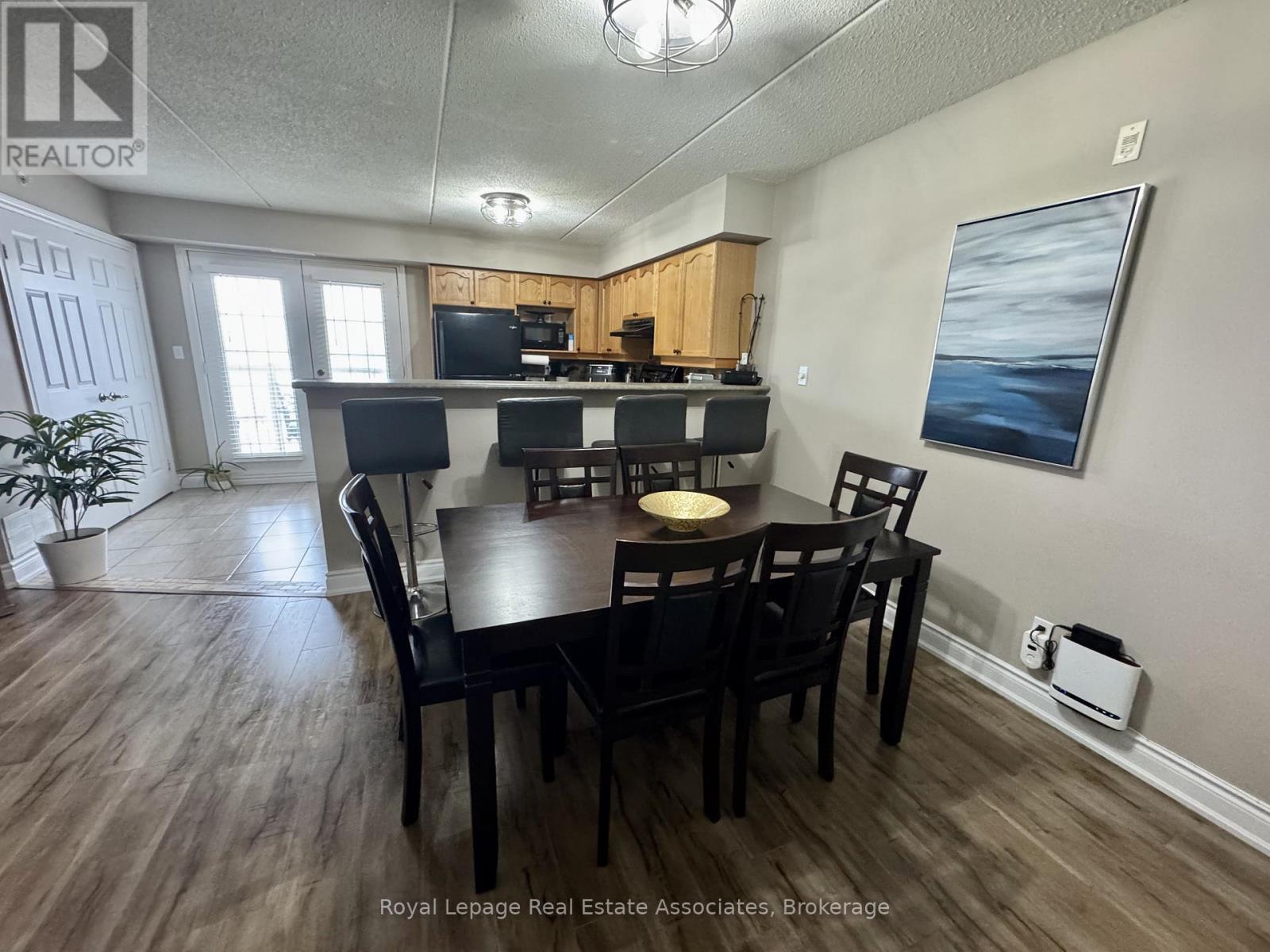 302 - 1460 Bishops Gate, Oakville, Ontario  L6M 4N5 - Photo 4 - W12891808