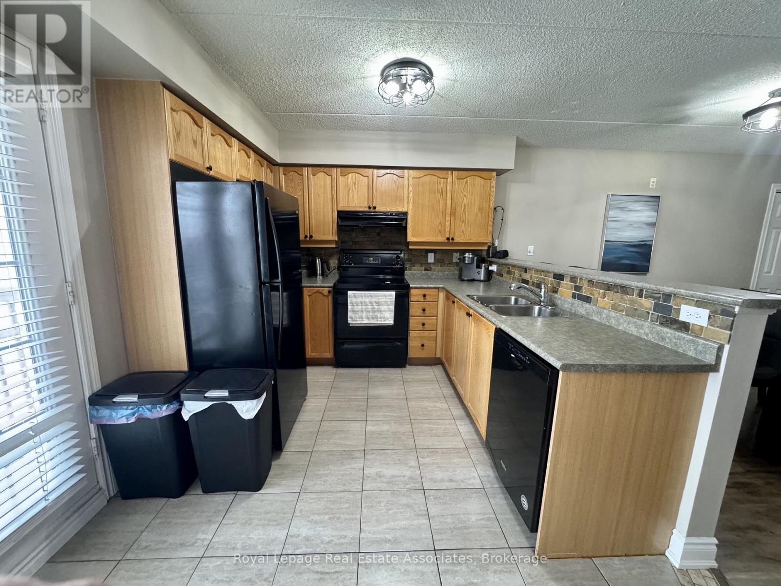 302 - 1460 Bishops Gate, Oakville, Ontario  L6M 4N5 - Photo 5 - W12891808