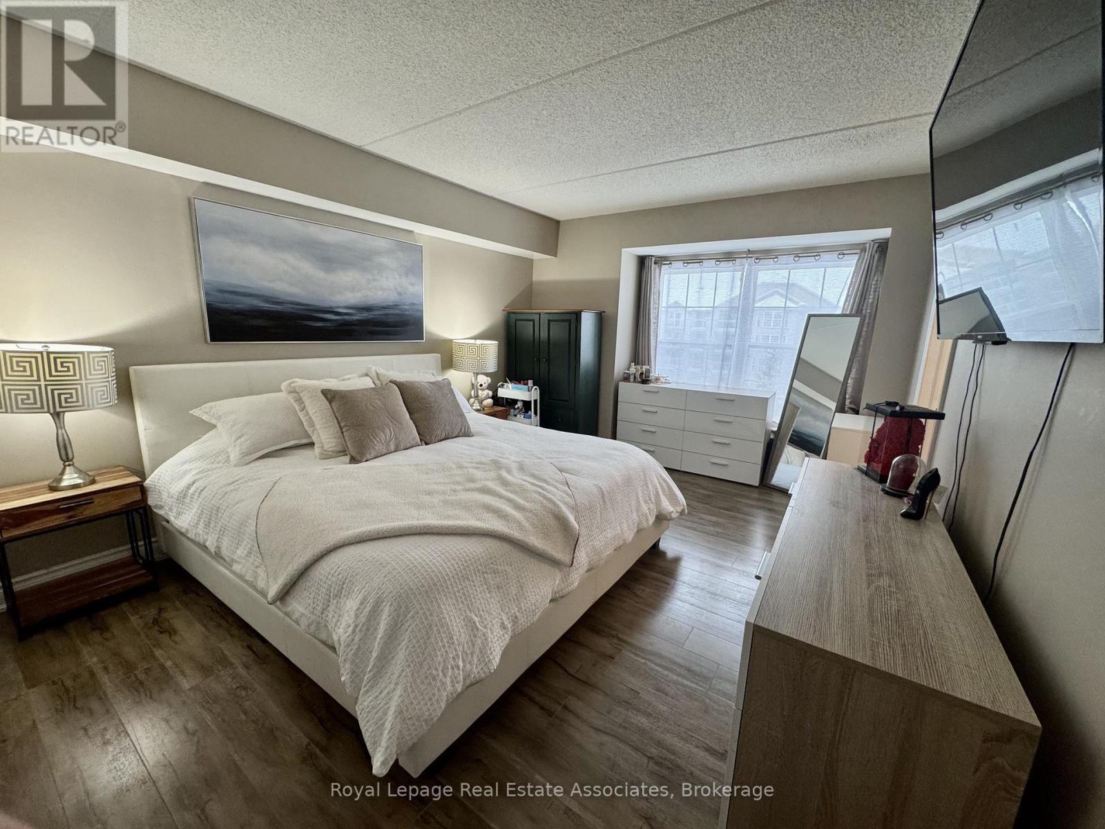 302 - 1460 Bishops Gate, Oakville, Ontario  L6M 4N5 - Photo 8 - W12891808