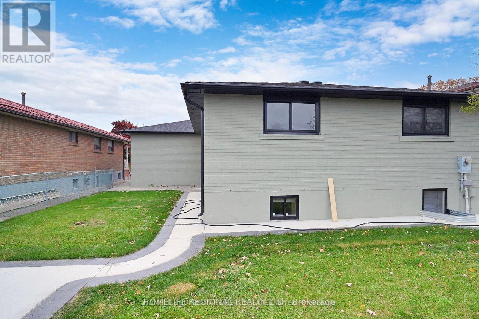 7537 Lully Court, Mississauga, Ontario  L4T 2P2 - Photo 38 - W12891822