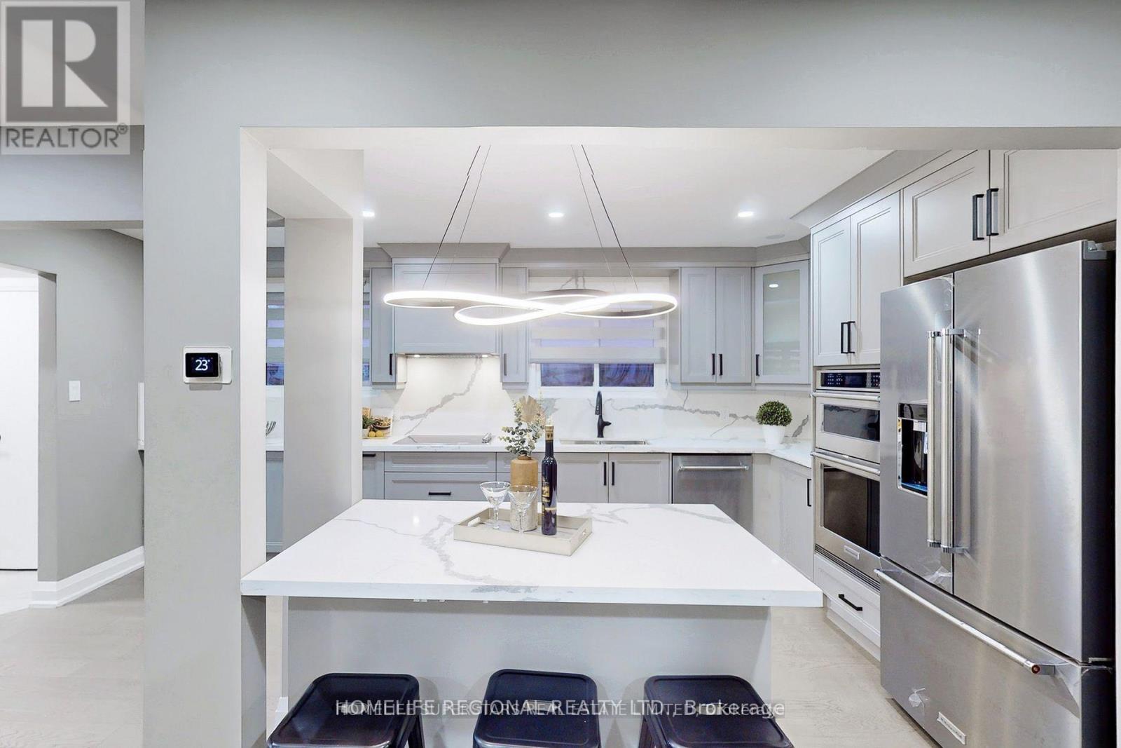 7537 Lully Court, Mississauga, Ontario  L4T 2P2 - Photo 4 - W12891822