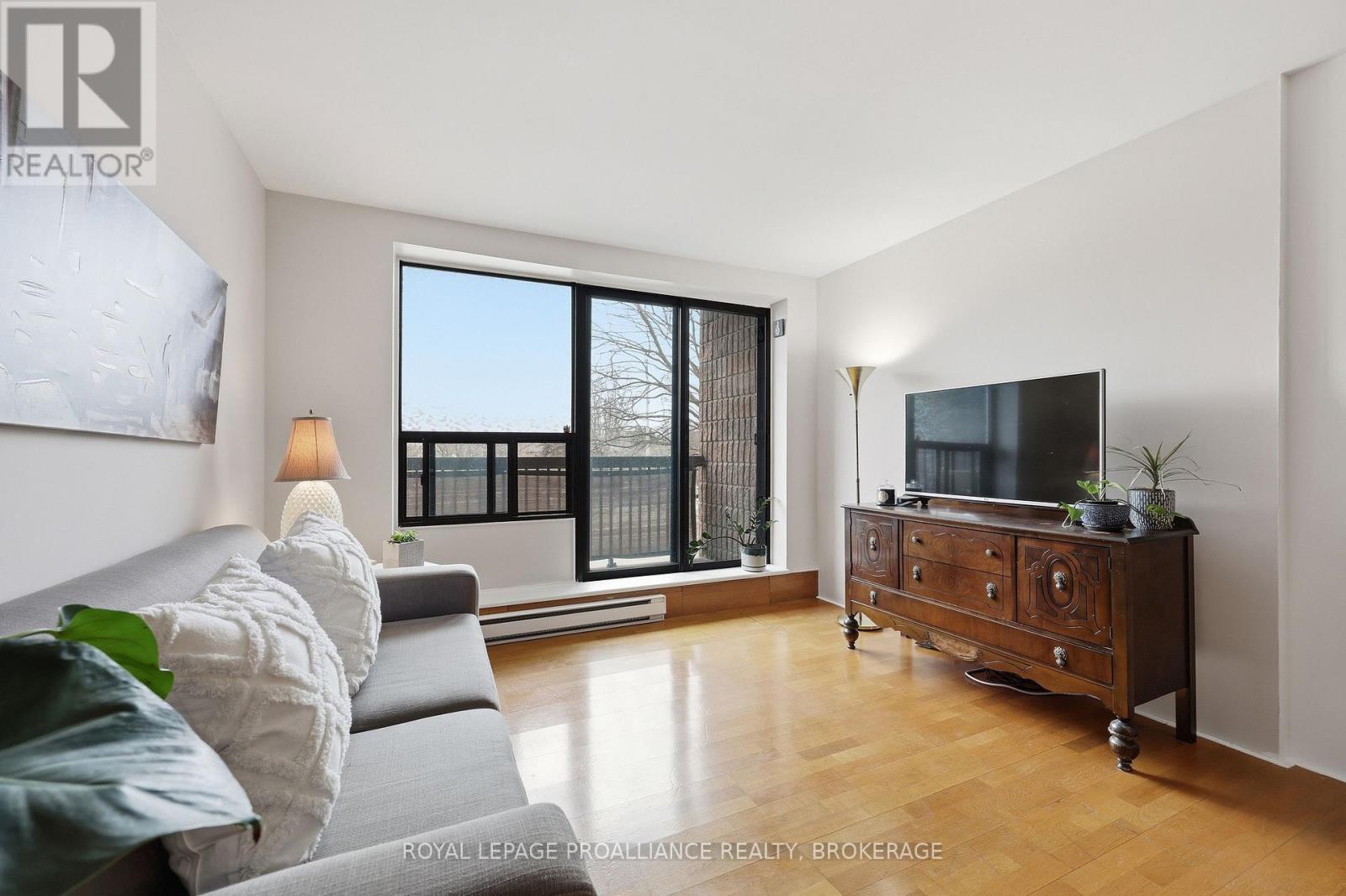 215 - 17 Eldon Hall Place, Kingston, Ontario  K7M 7H5 - Photo 12 - X12892058