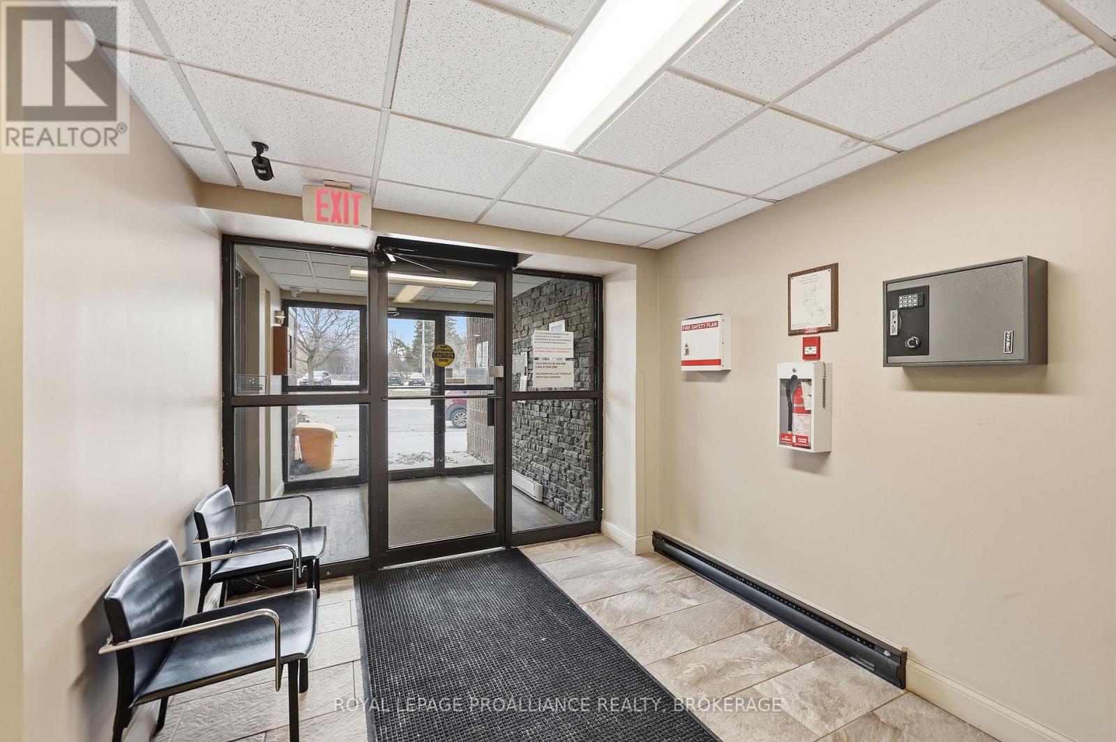 215 - 17 Eldon Hall Place, Kingston, Ontario  K7M 7H5 - Photo 2 - X12892058