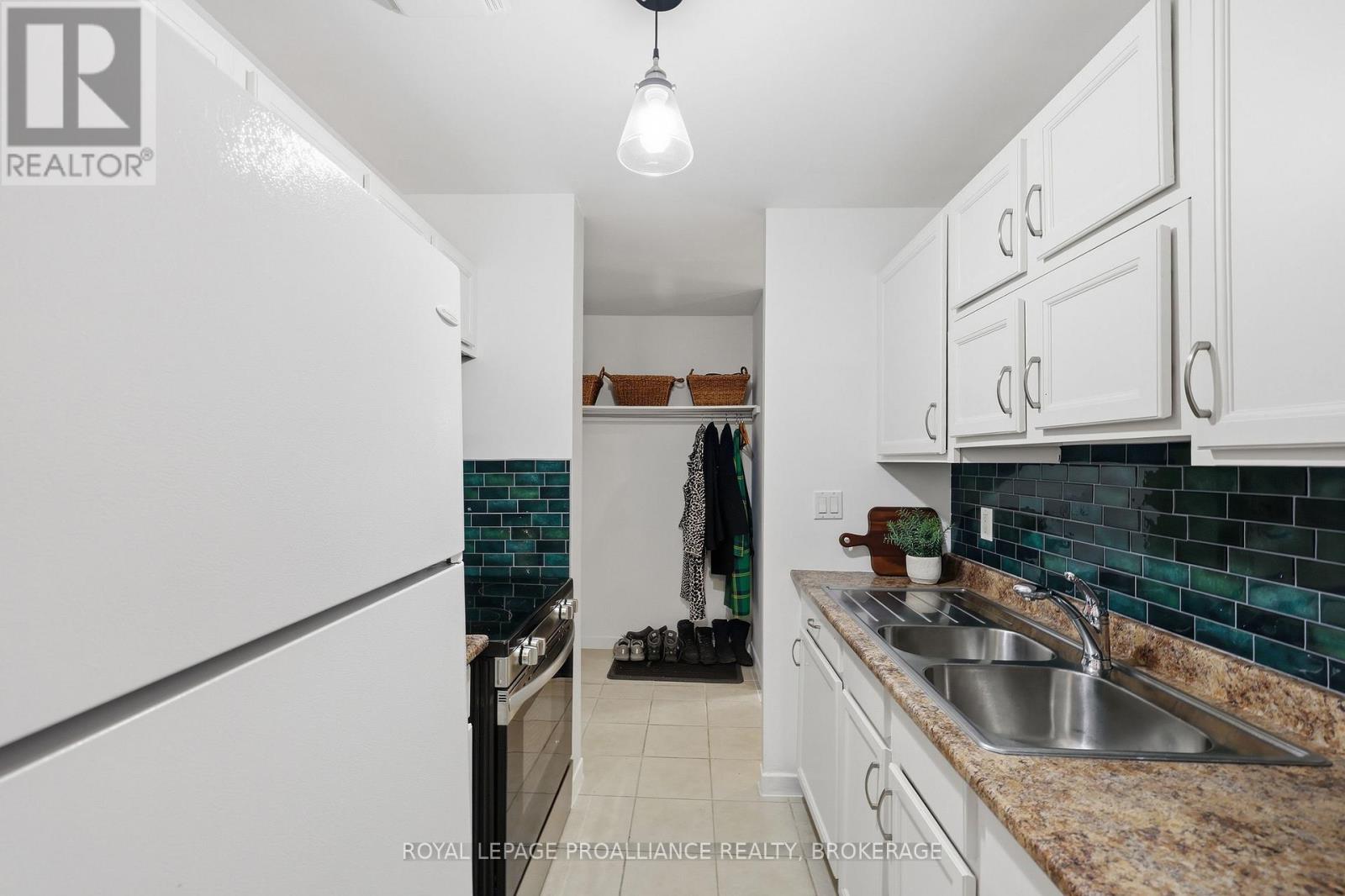 215 - 17 Eldon Hall Place, Kingston, Ontario  K7M 7H5 - Photo 9 - X12892058