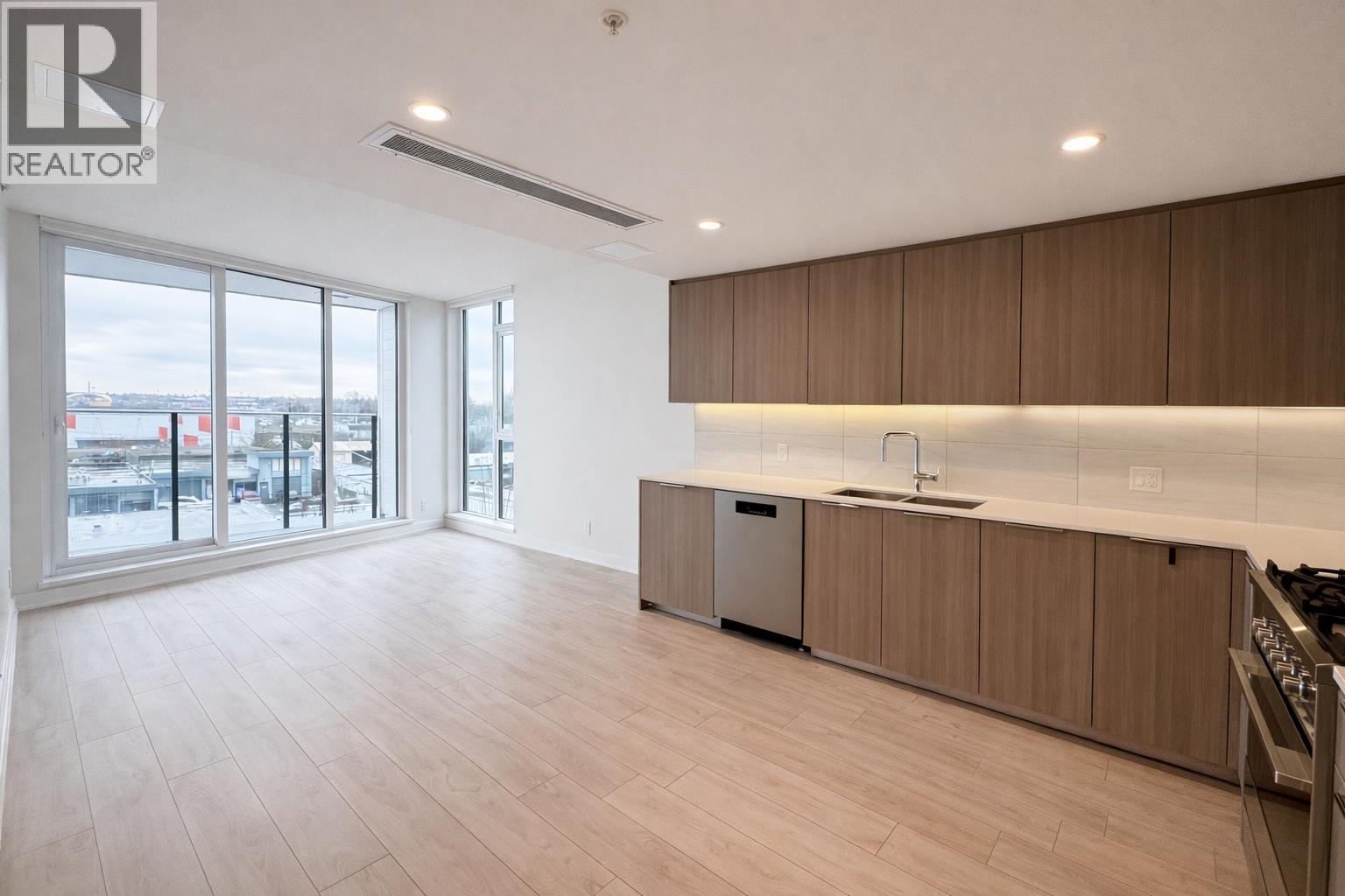 405 1401 Hunter Street, North Vancouver, British Columbia  V7J 0E2 - Photo 2 - R3085063