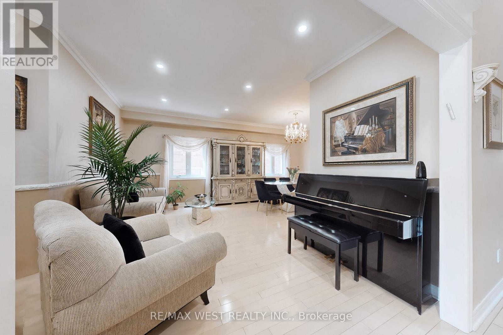 338 Mcbride Crescent, Newmarket (Summerhill Estates), Ontario  L3X 2W3 - Photo 9 - N12891978