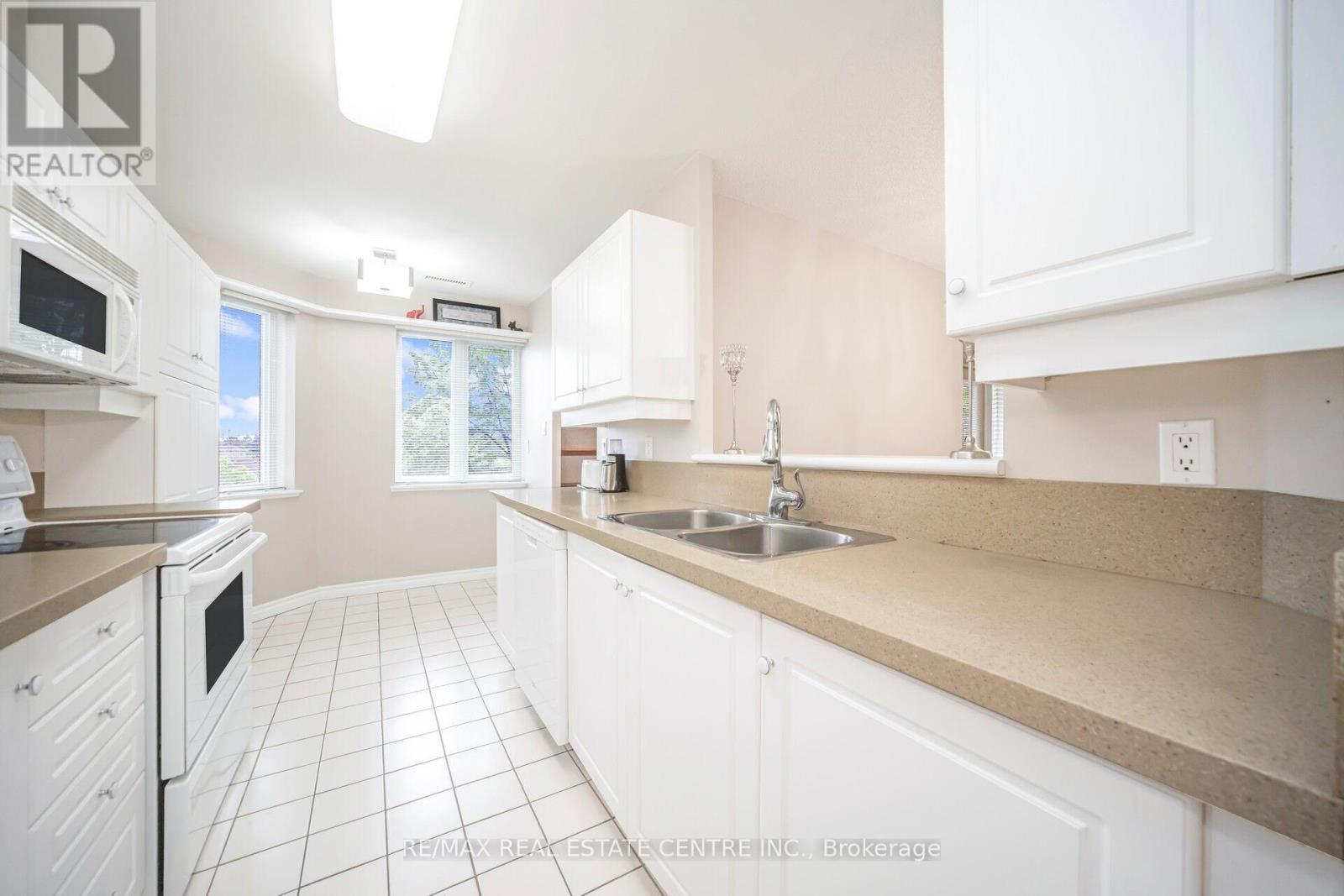 301 - 3 Dayspring Circle, Brampton (Goreway Drive Corridor), Ontario  L6P 1B7 - Photo 19 - W12892006