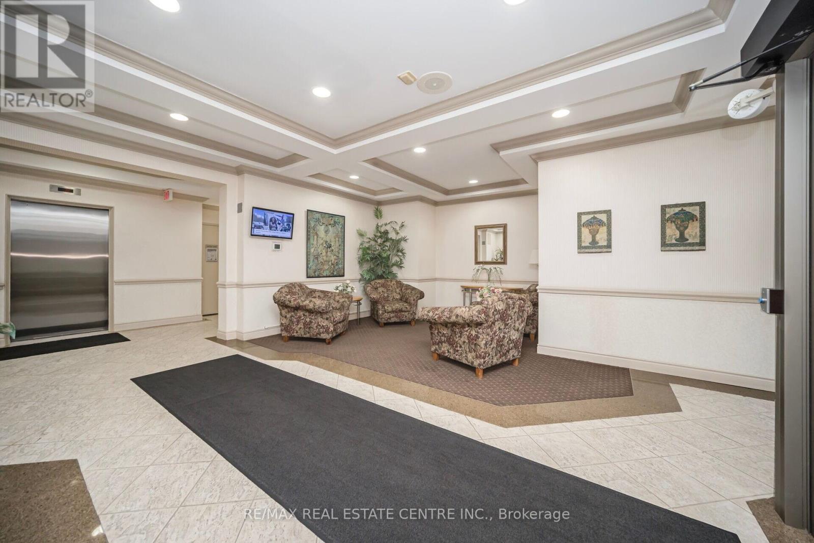 301 - 3 Dayspring Circle, Brampton (Goreway Drive Corridor), Ontario  L6P 1B7 - Photo 4 - W12892006