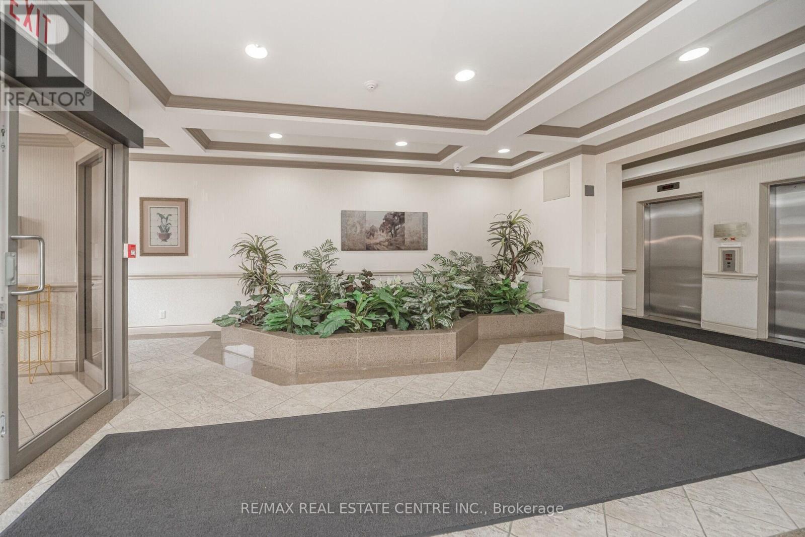 301 - 3 Dayspring Circle, Brampton (Goreway Drive Corridor), Ontario  L6P 1B7 - Photo 7 - W12892006