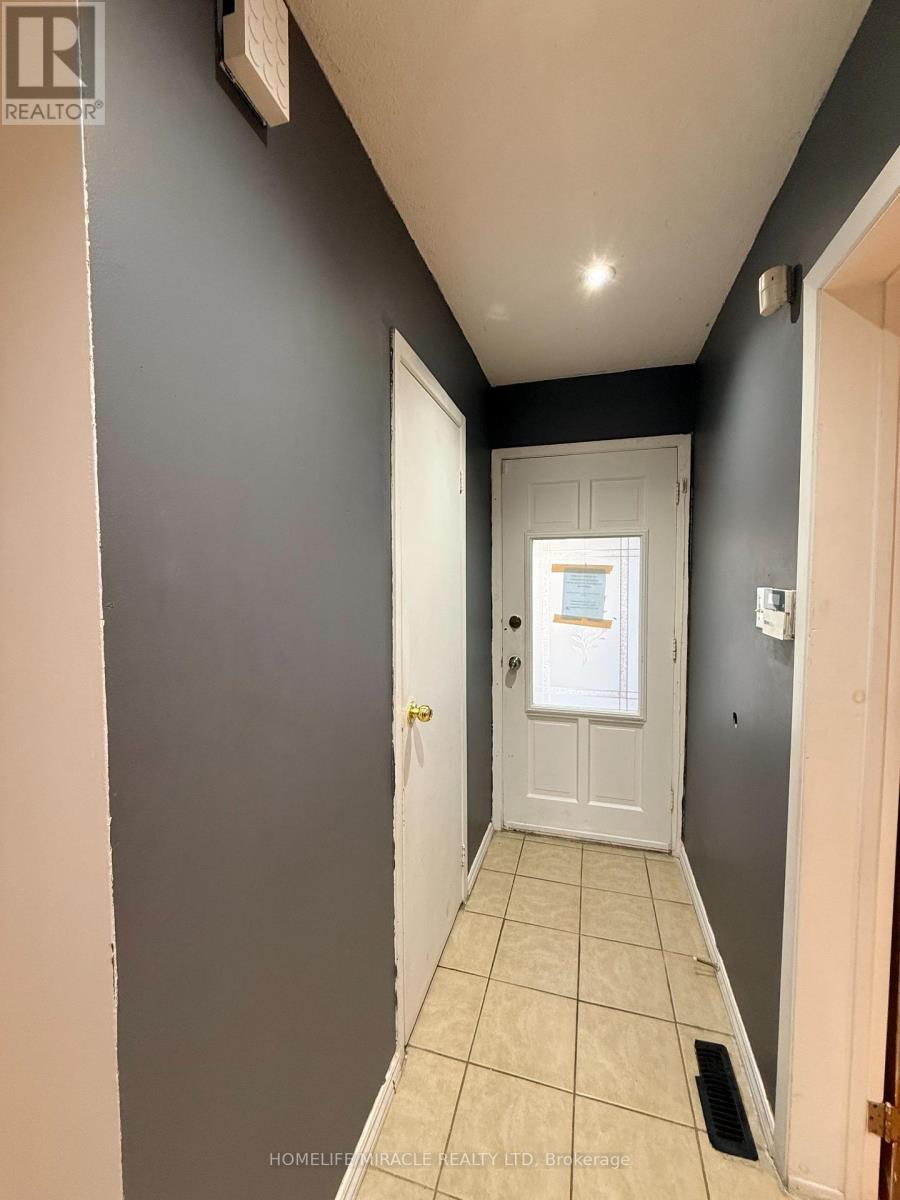 1 Hudson Drive, Brampton (Fletcher's West), Ontario  L6Y 2N6 - Photo 10 - W12892046