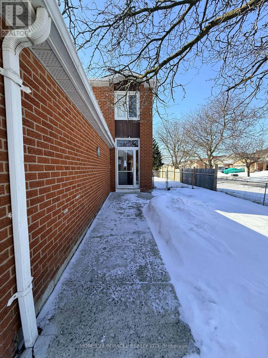 1 Hudson Drive, Brampton (Fletcher's West), Ontario  L6Y 2N6 - Photo 5 - W12892046