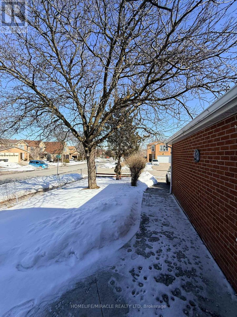 1 Hudson Drive, Brampton (Fletcher's West), Ontario  L6Y 2N6 - Photo 7 - W12892046