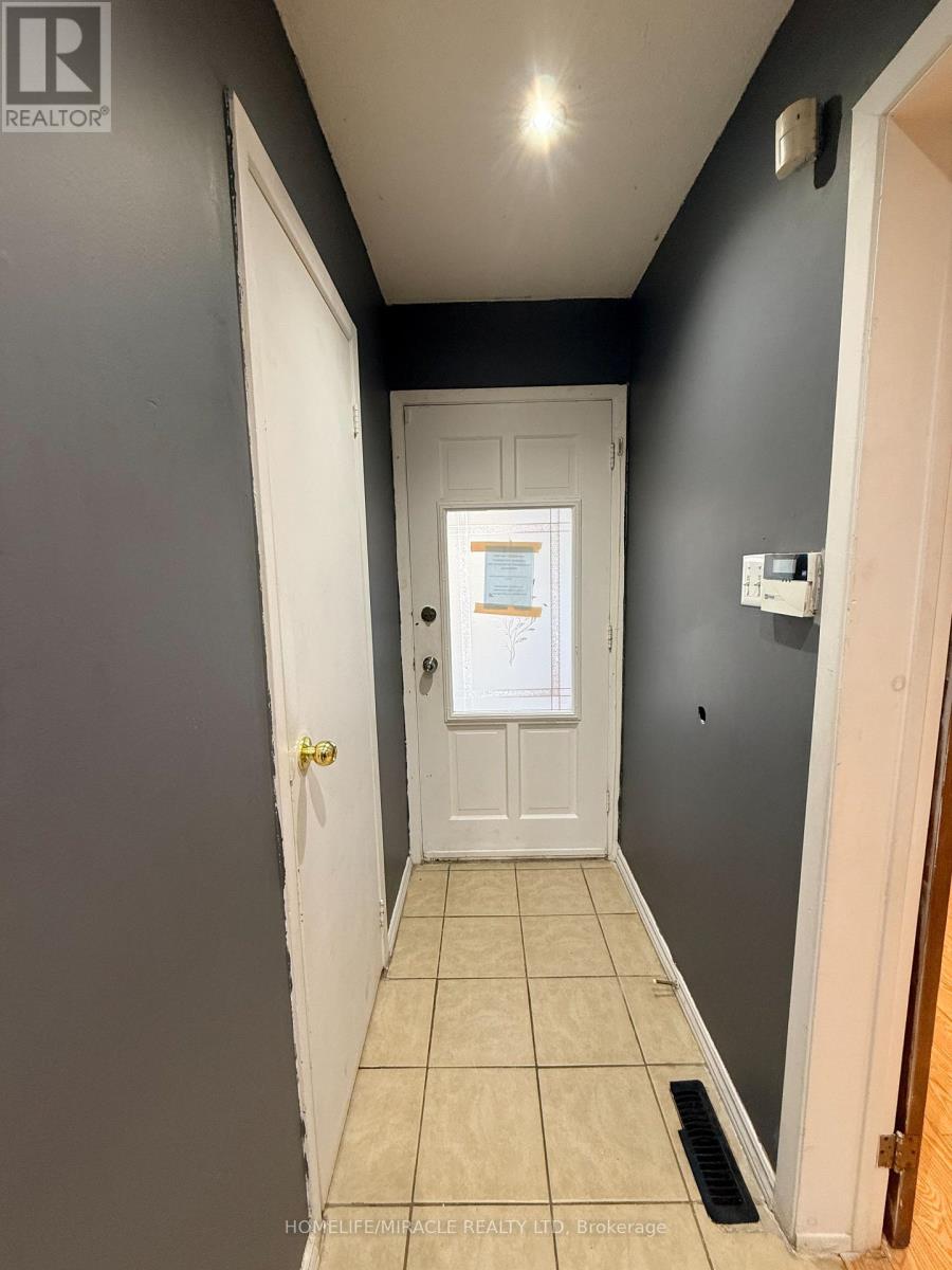 1 Hudson Drive, Brampton (Fletcher's West), Ontario  L6Y 2N6 - Photo 9 - W12892046