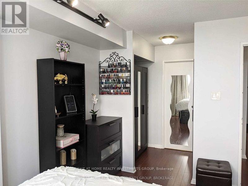 812 - 550 Webb Drive, Mississauga, Ontario  L5B 3Y4 - Photo 15 - W12890782