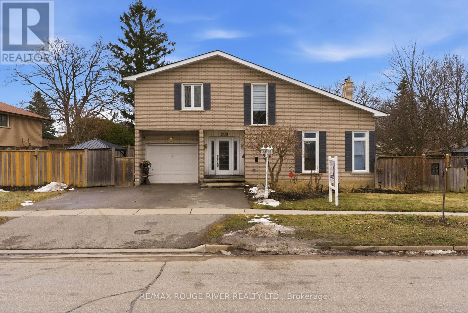 209 Darcy Street, Oshawa (Centennial), Ontario  L1G 3B9 - Photo 1 - E12892316