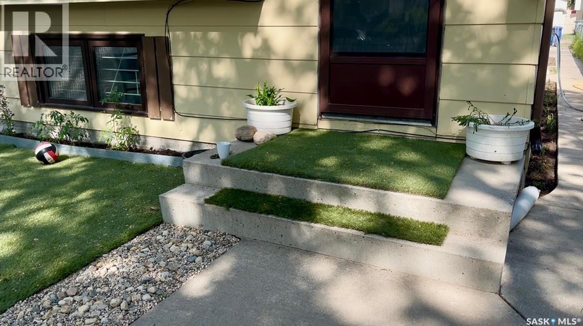 724 M Avenue S, Saskatoon, Saskatchewan  S7M 2L4 - Photo 35 - SK030113