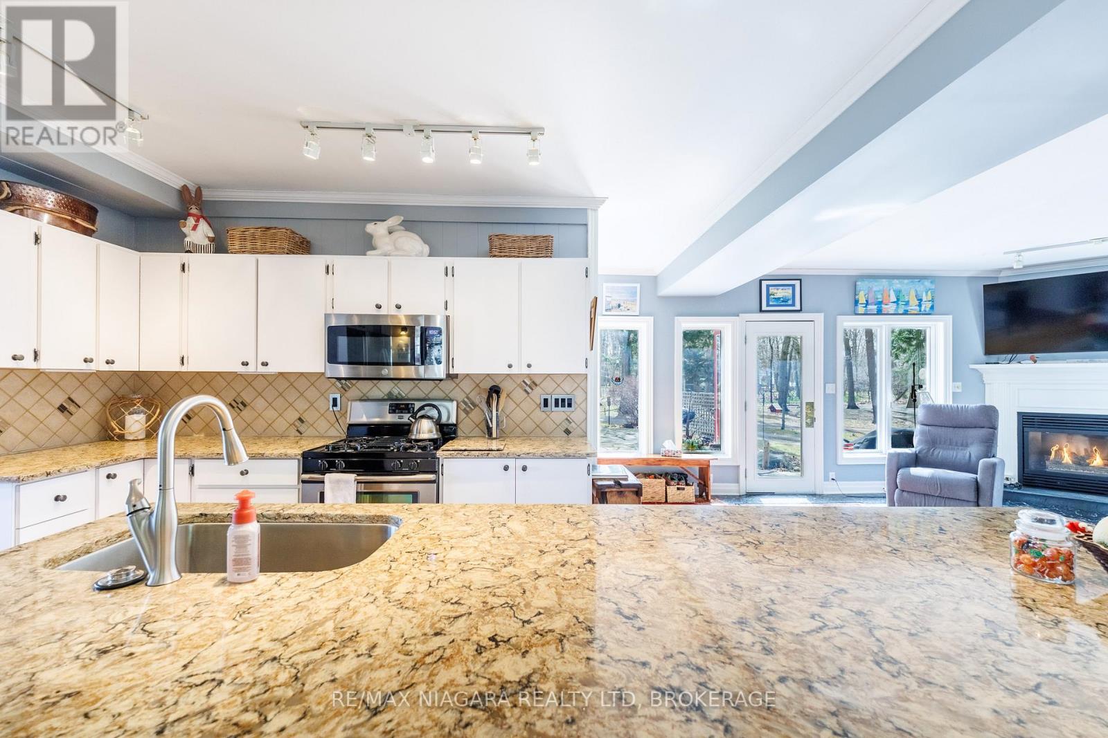 725 Point Abino Road S, Fort Erie, Ontario  L0S 1N0 - Photo 16 - X12892230