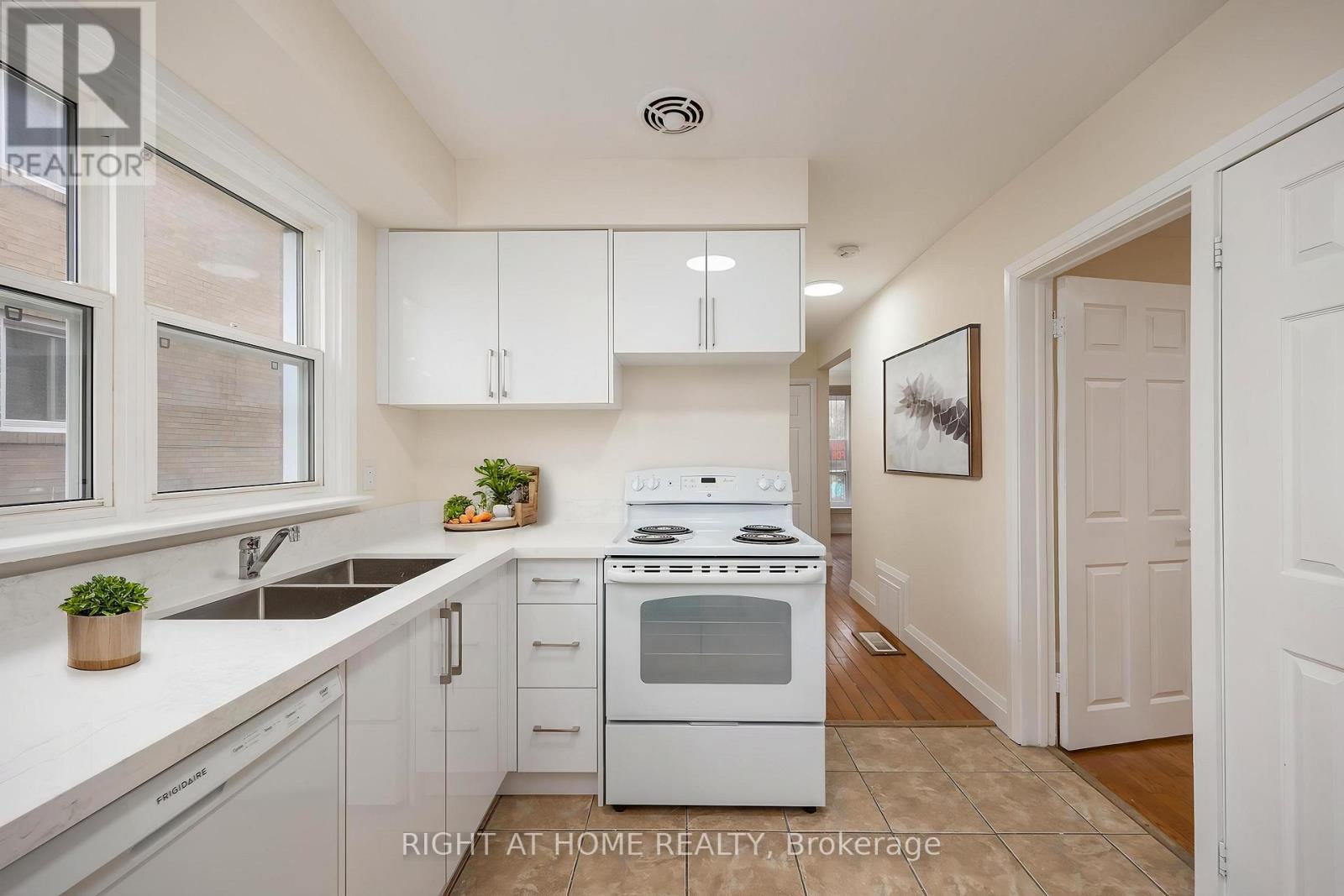 Main - 35 Garthdale Court, Toronto, Ontario  M3H 5P7 - Photo 4 - C12892076