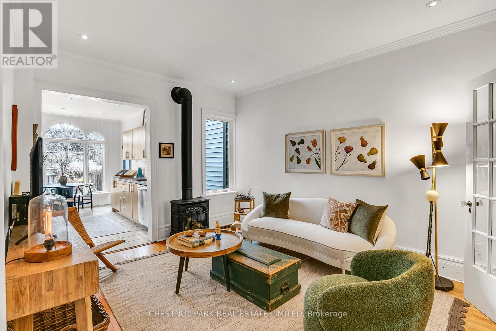 <div class="slider-price">$985,000</div><p>73 Tiverton Avenue, Toronto, Ontario</p>