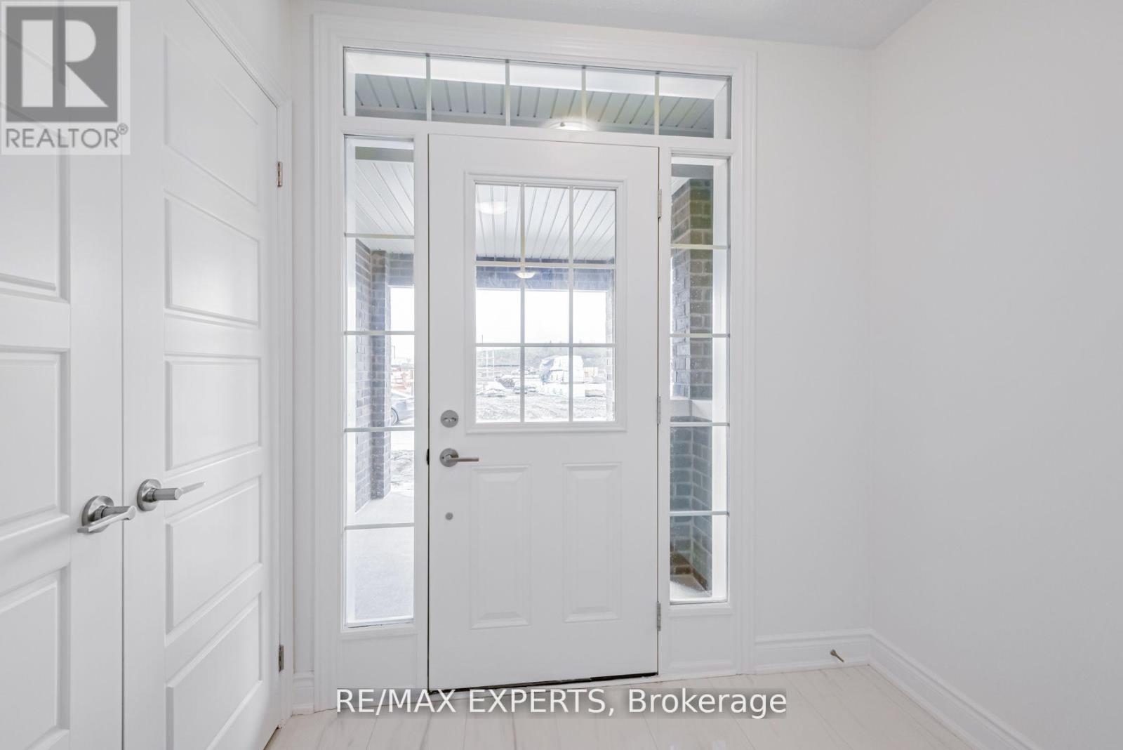 74 Paisley Drive, Bradford West Gwillimbury, Ontario  L3Z 0E3 - Photo 4 - N12892150