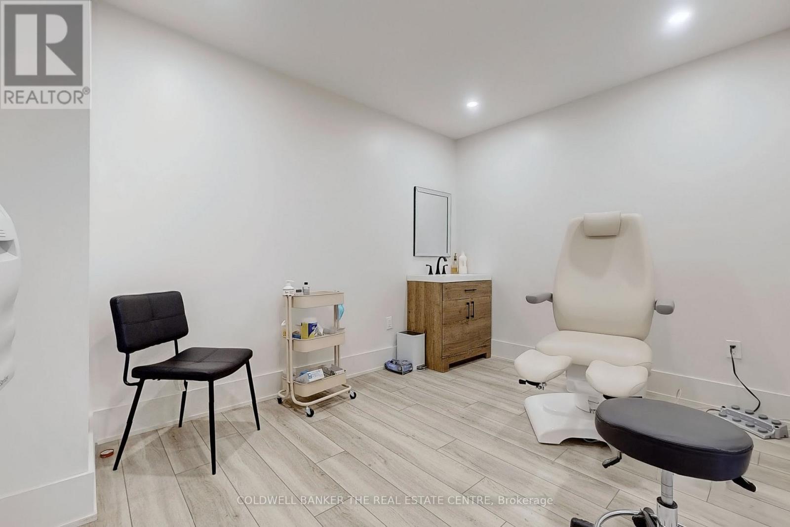 543 The Queensway S, Georgina, Ontario  L4P 2E7 - Photo 16 - N12892204