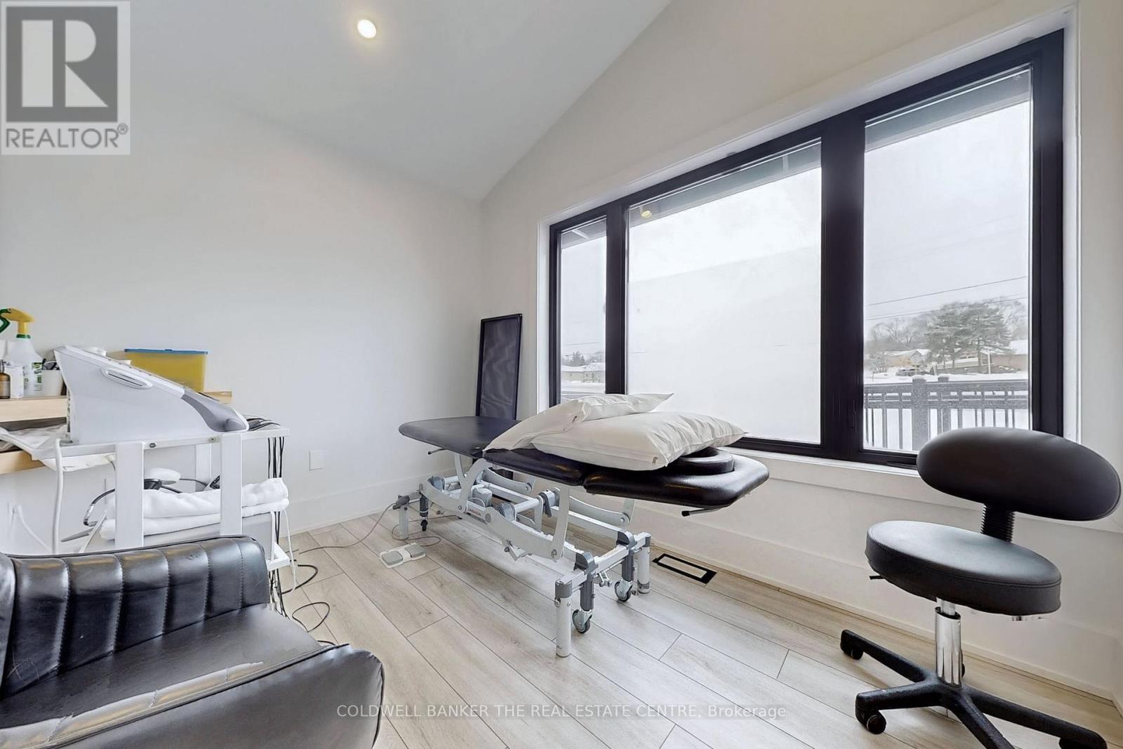 543 The Queensway S, Georgina, Ontario  L4P 2E7 - Photo 22 - N12892204