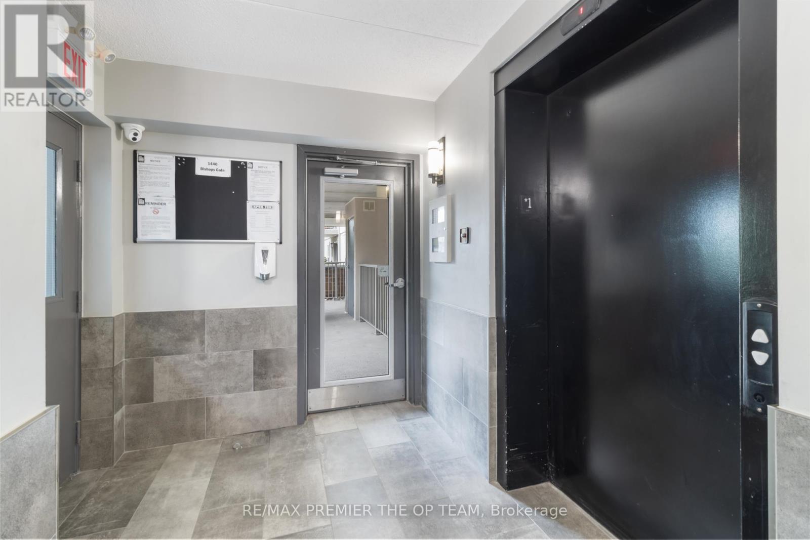 404 - 1440 Bishops Gate, Oakville, Ontario  L6M 4M9 - Photo 12 - W12892168