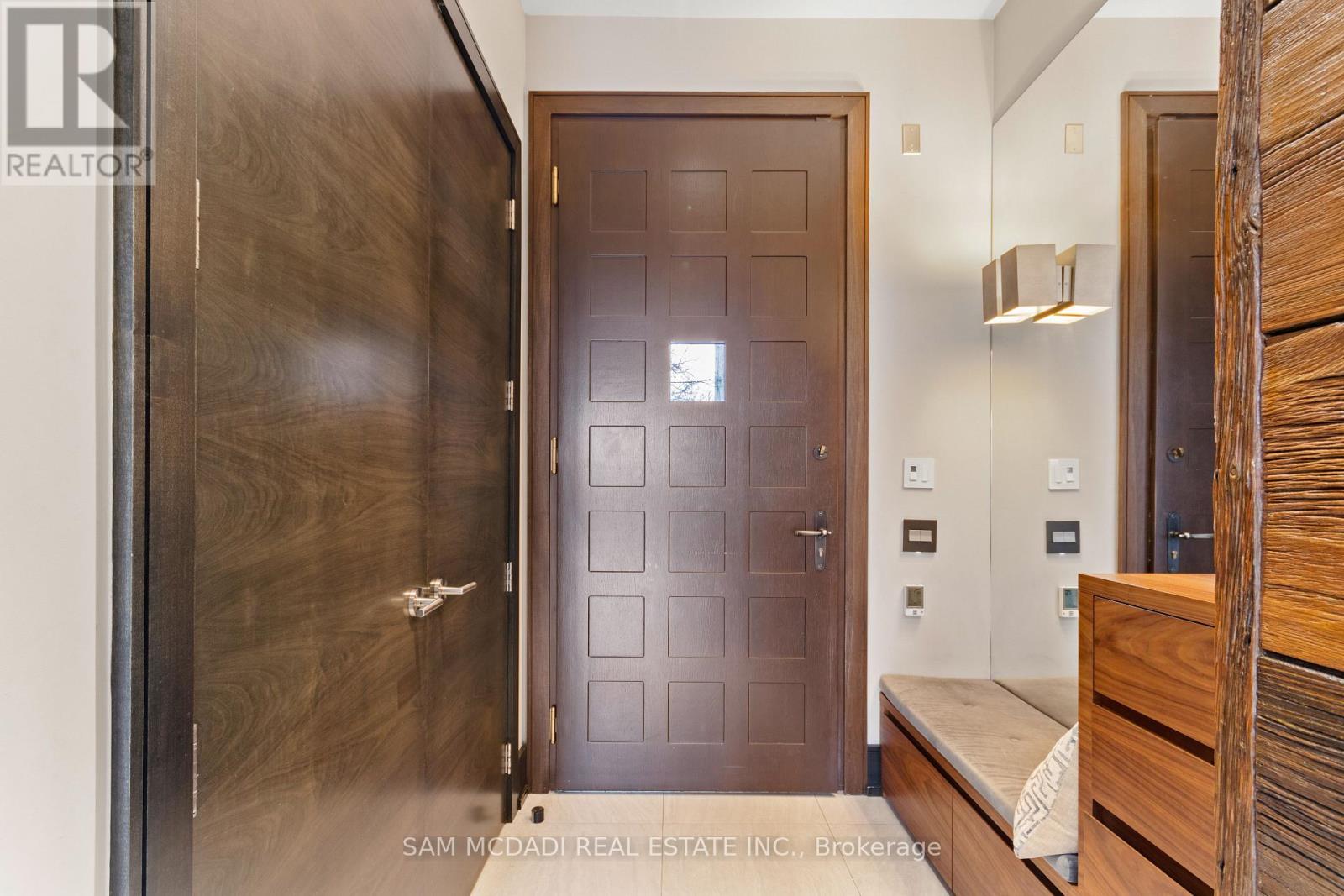 1031 Welwyn Drive, Mississauga, Ontario  L5J 3J2 - Photo 3 - W12892286