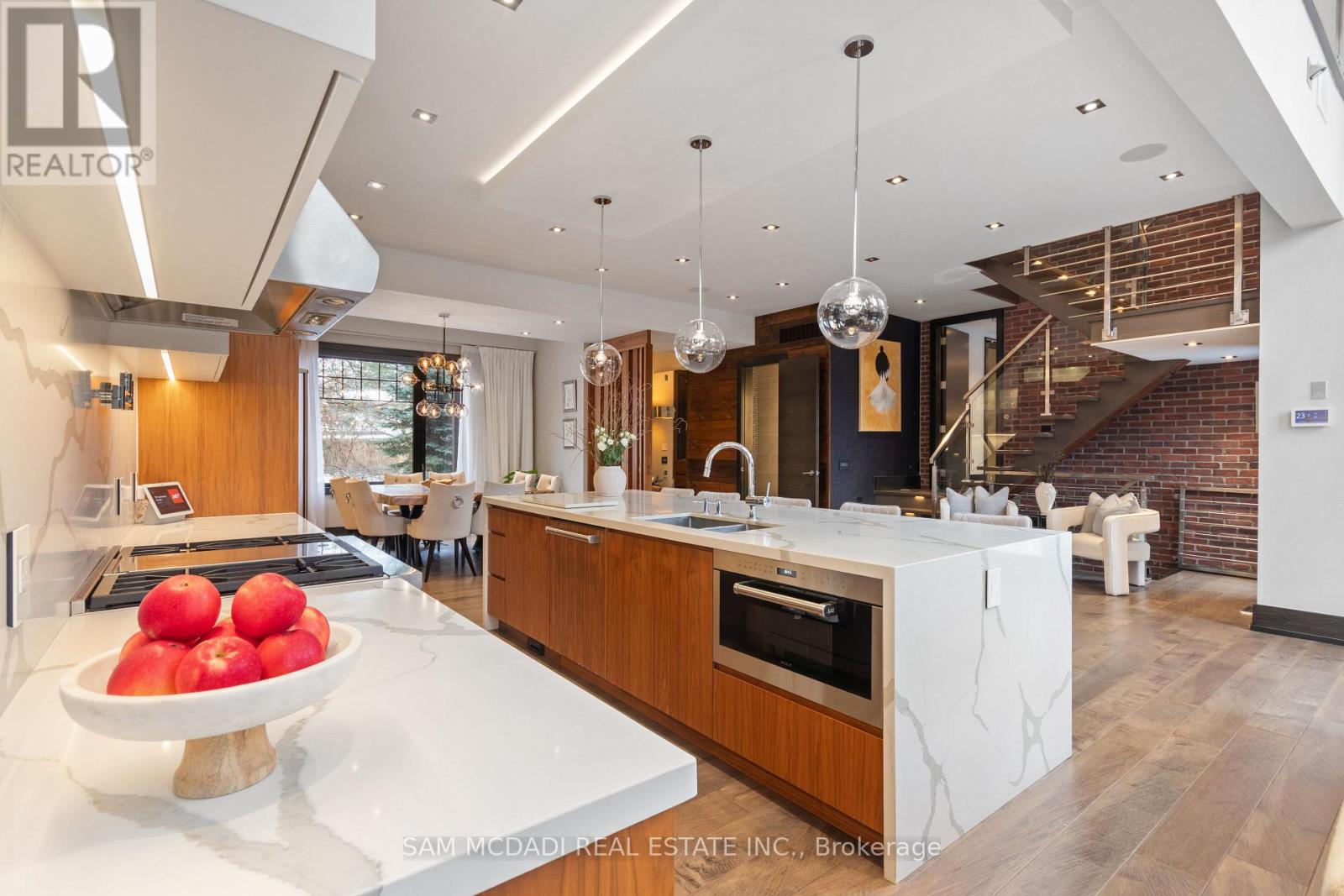 1031 Welwyn Drive, Mississauga, Ontario  L5J 3J2 - Photo 7 - W12892286