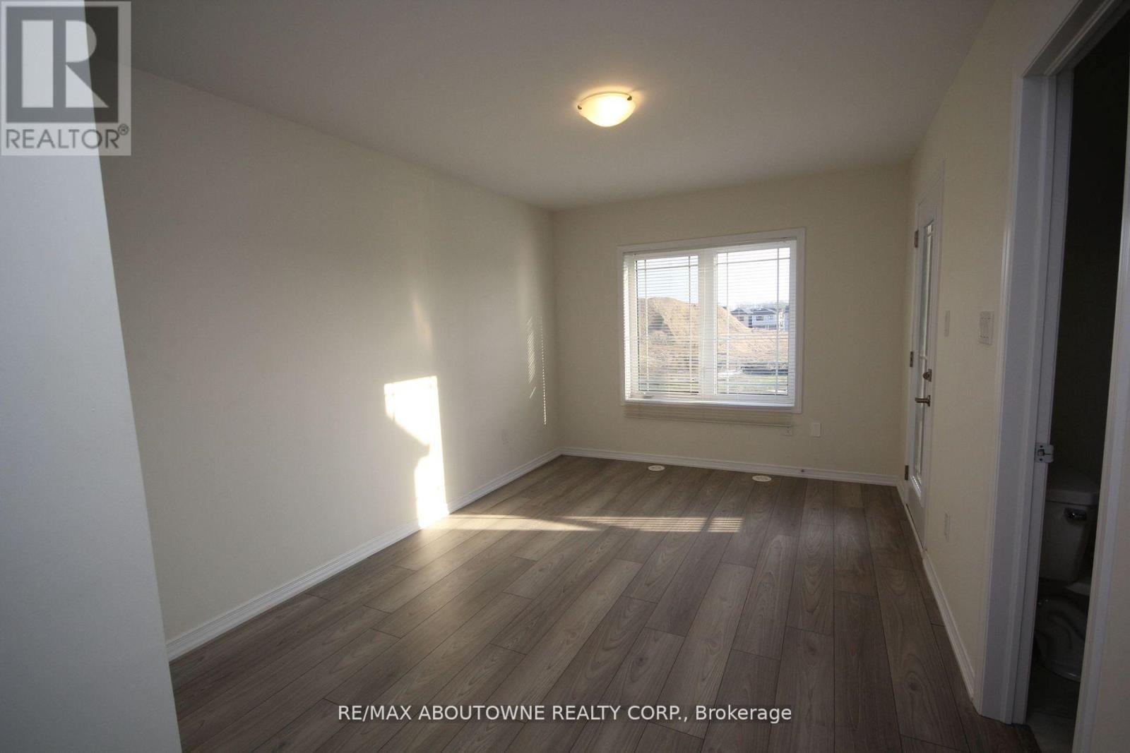 243 Gillepsie Drive, Brant, Ontario  L3T 5L5 - Photo 10 - X12892156