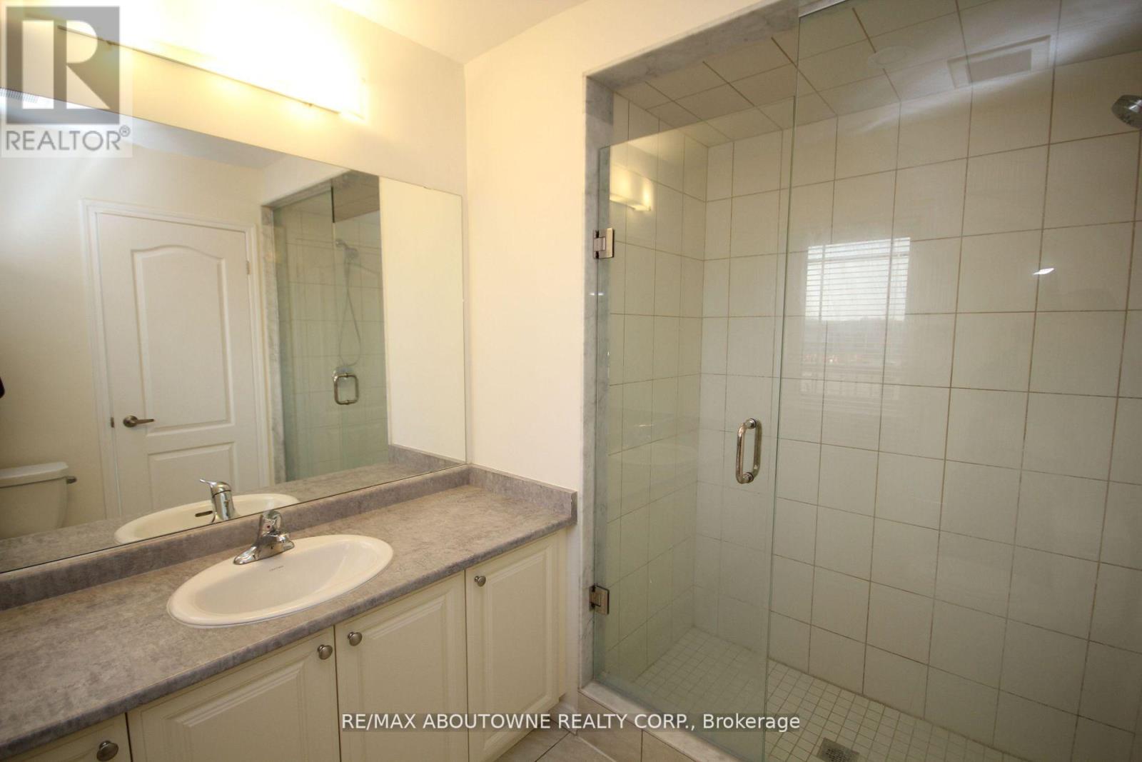 243 Gillepsie Drive, Brant, Ontario  L3T 5L5 - Photo 11 - X12892156